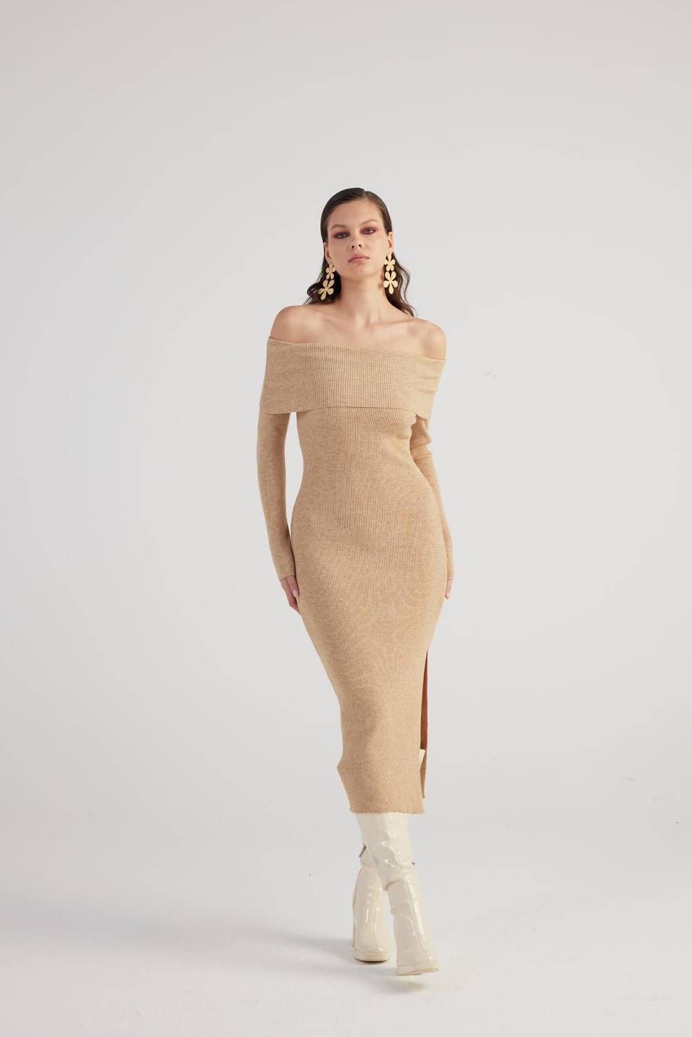 فستان تيلدا الصوفي بلون البيج بتصميم يافطة مادونا مع شق جانبي لمظهر أنيق ومريح