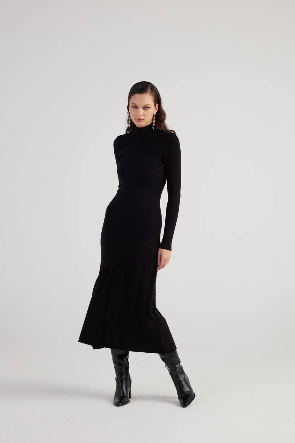 Элегантное черное трикотажное платье с высоким воротником и длинными рукавами, размер XS, мягкий тактильный материал, стильное и комфортное