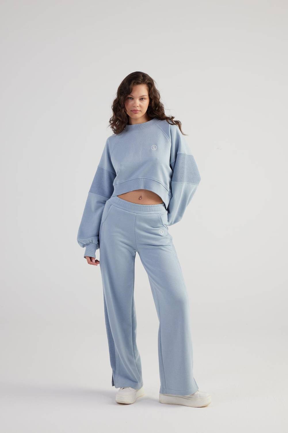 سروال رياضي كالي رمادي بتصميم عصري، حزام مطاطي، شقوق عند الكاحل، ومصنوع من قماش مريح ثلاثي الخيوط، سعة الحركة مضمونة