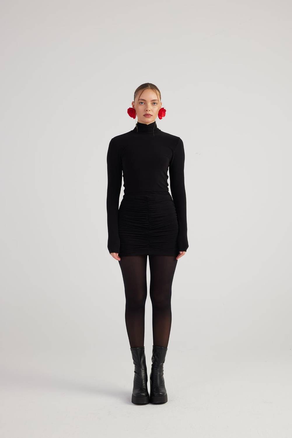 فستان تامي أسود بأكمام طويلة بتصميم عصري مع ياقة عالية وقصة تضيف أناقة، مزود ببطانة، أزرار وسحاب