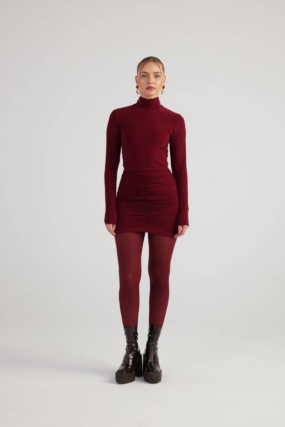 Мини-платье Tami бордового цвета с блузкой, длинными рукавами, застежкой на пуговицах и молнии, подкладкой и сборками на юбке