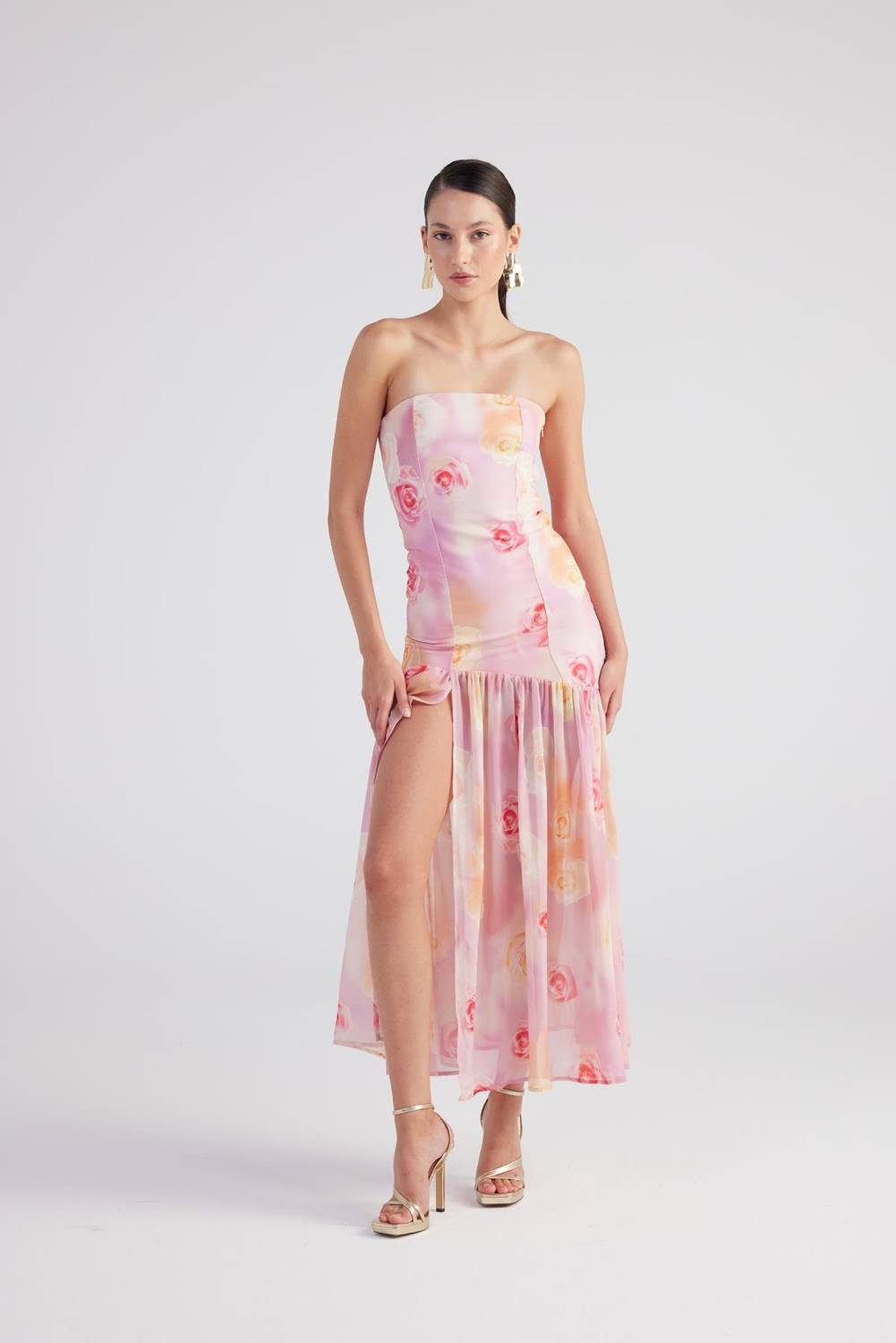 فستان فيفيان الوردي بتصميم مزهر مع تفاصيل مثيرة وقطع طويلة تعكس الأناقة الأنثوية بكل جاذبية