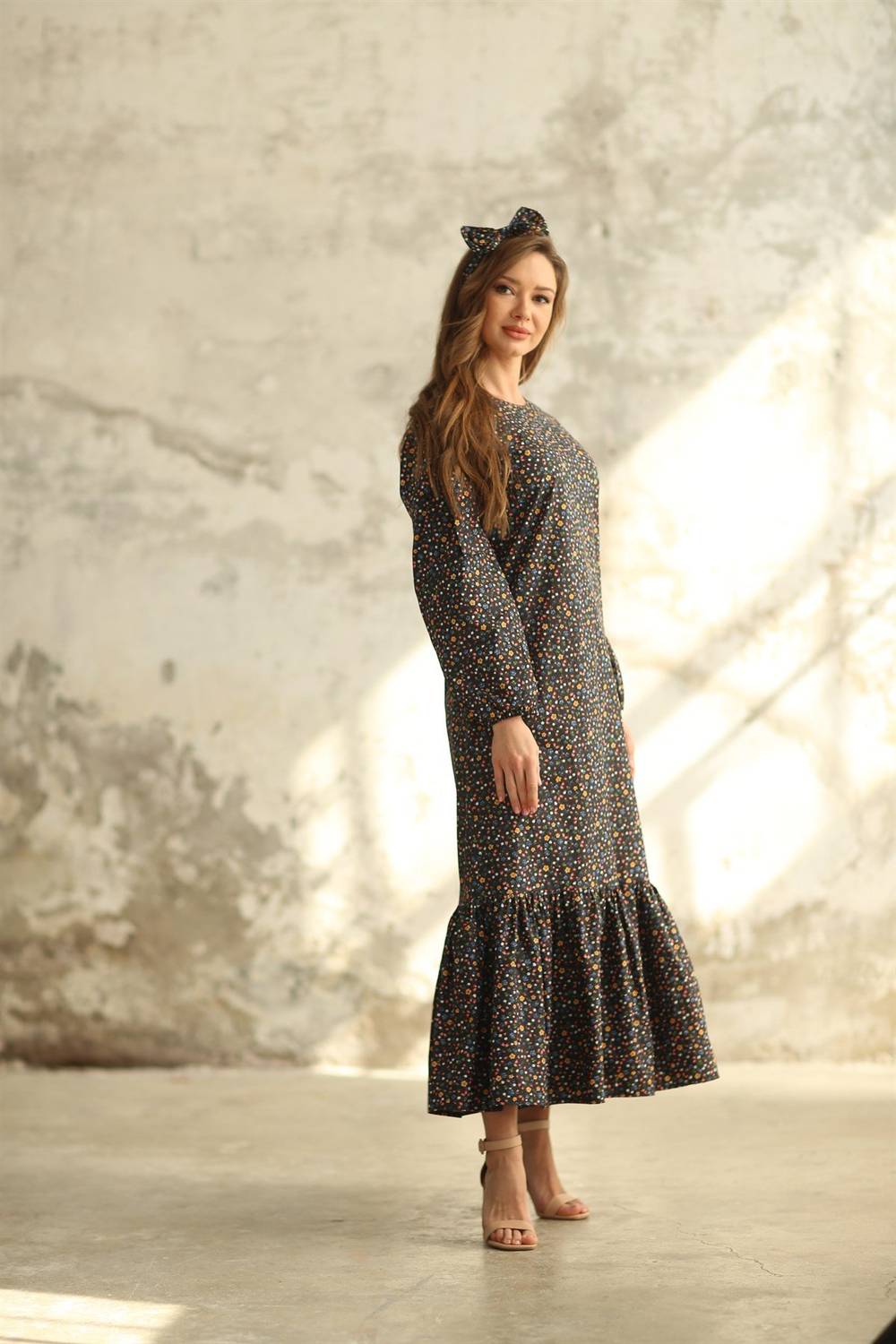 Tesettür Siyah Küçük Çiçekli Etek Ucu Fırfırlı Elbise