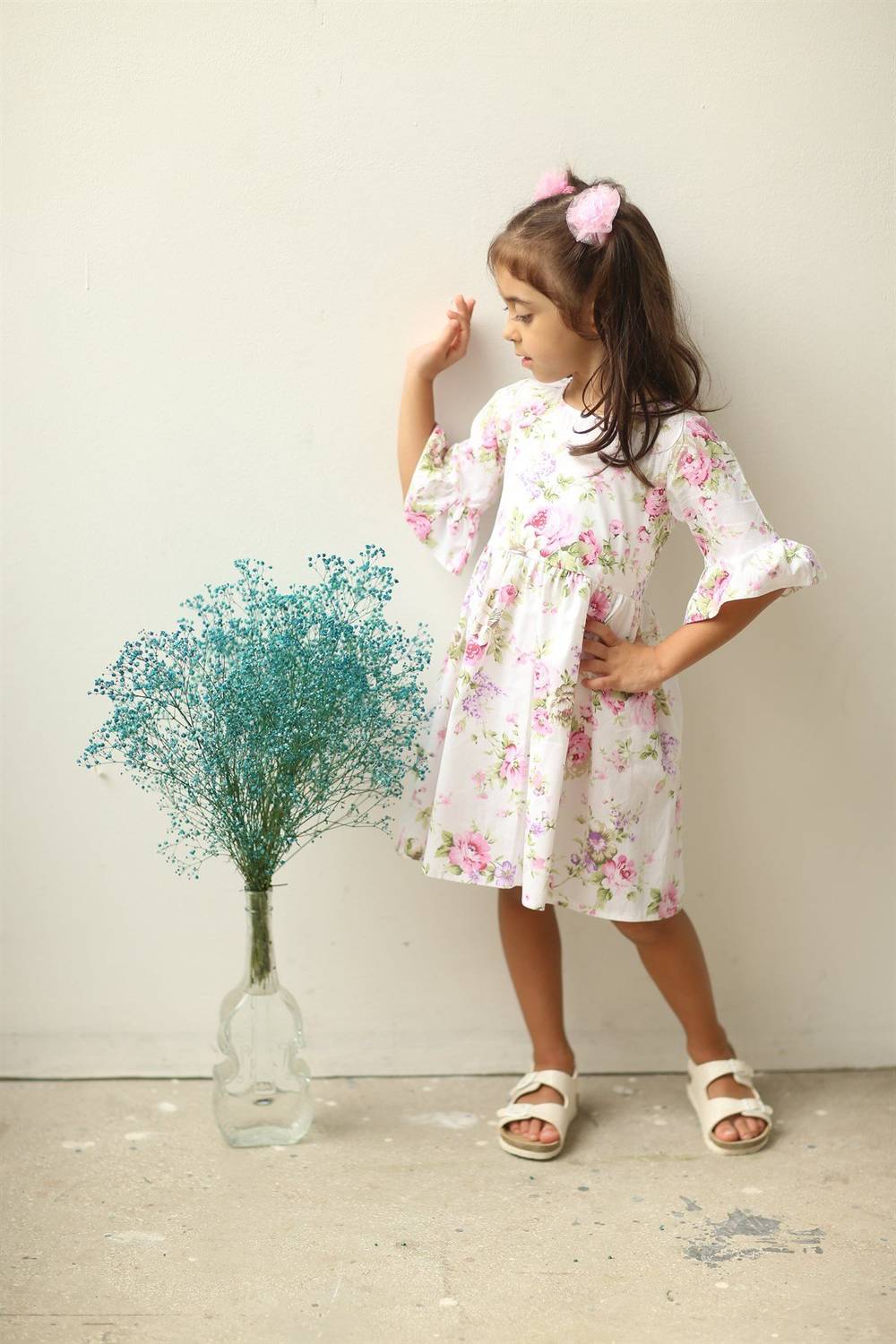 خلفية بيضاء الوردي الأرجواني زهرة فتاة اللباس