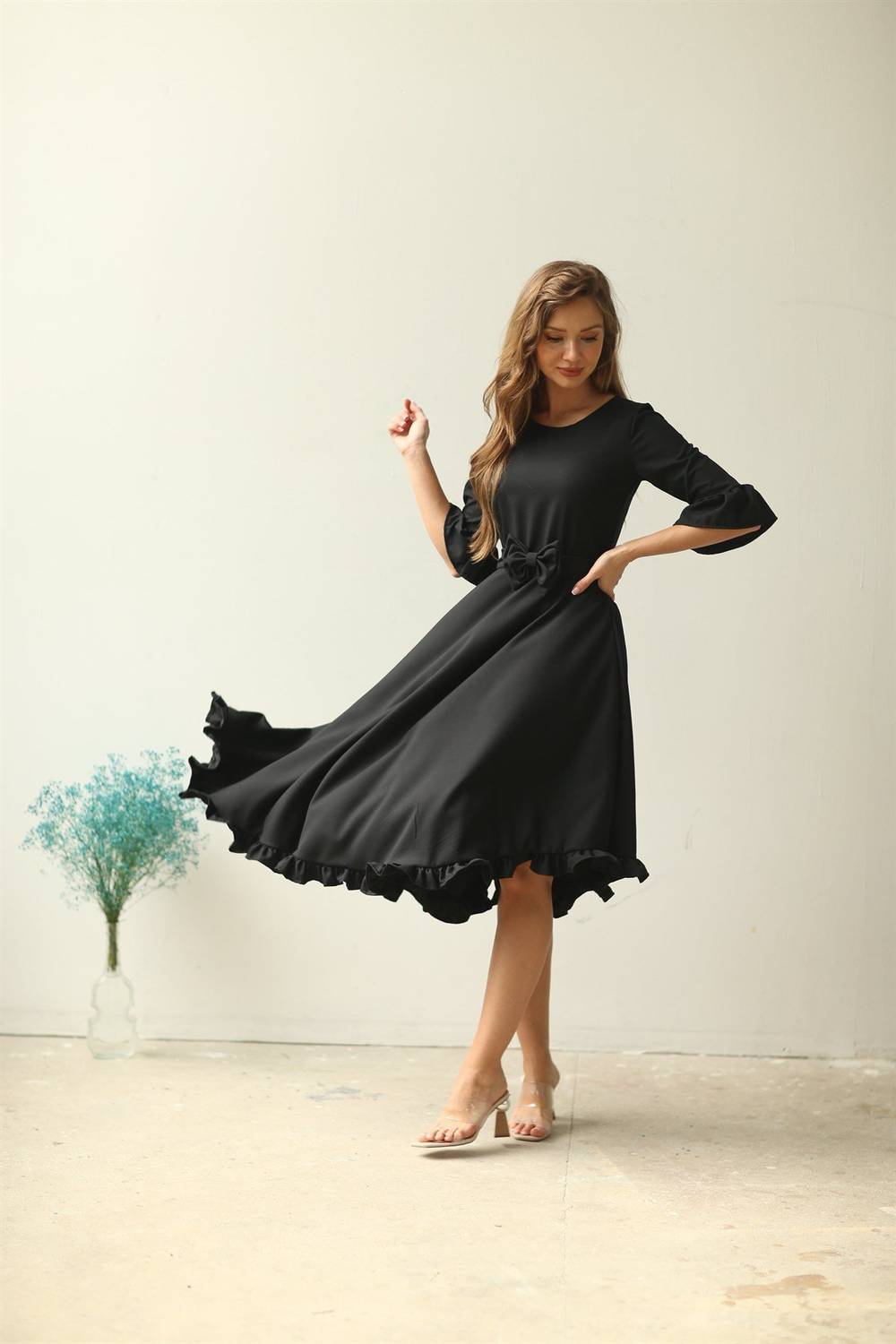 Ассиметричное платье черного цвета с рюшами на рукавах и подоле, ткань дублированный креп, доступные размеры 36-46