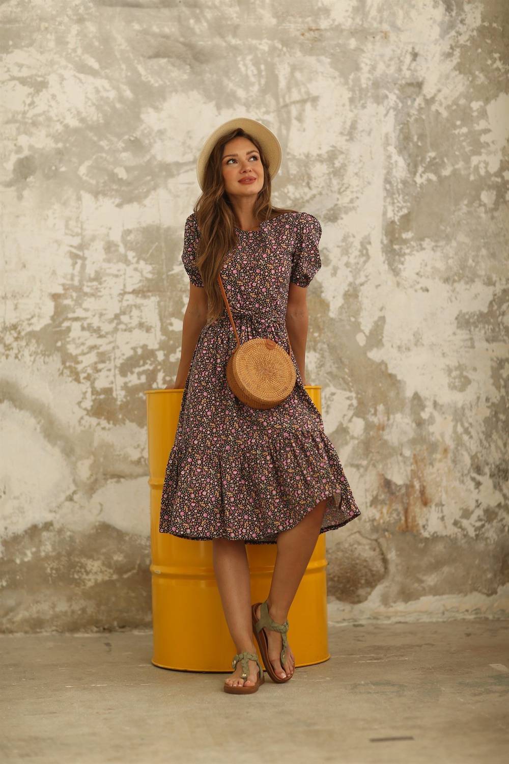 Kahve Zemin Küçük Pembe Çiçekli Kat Kat Poplin Elbise