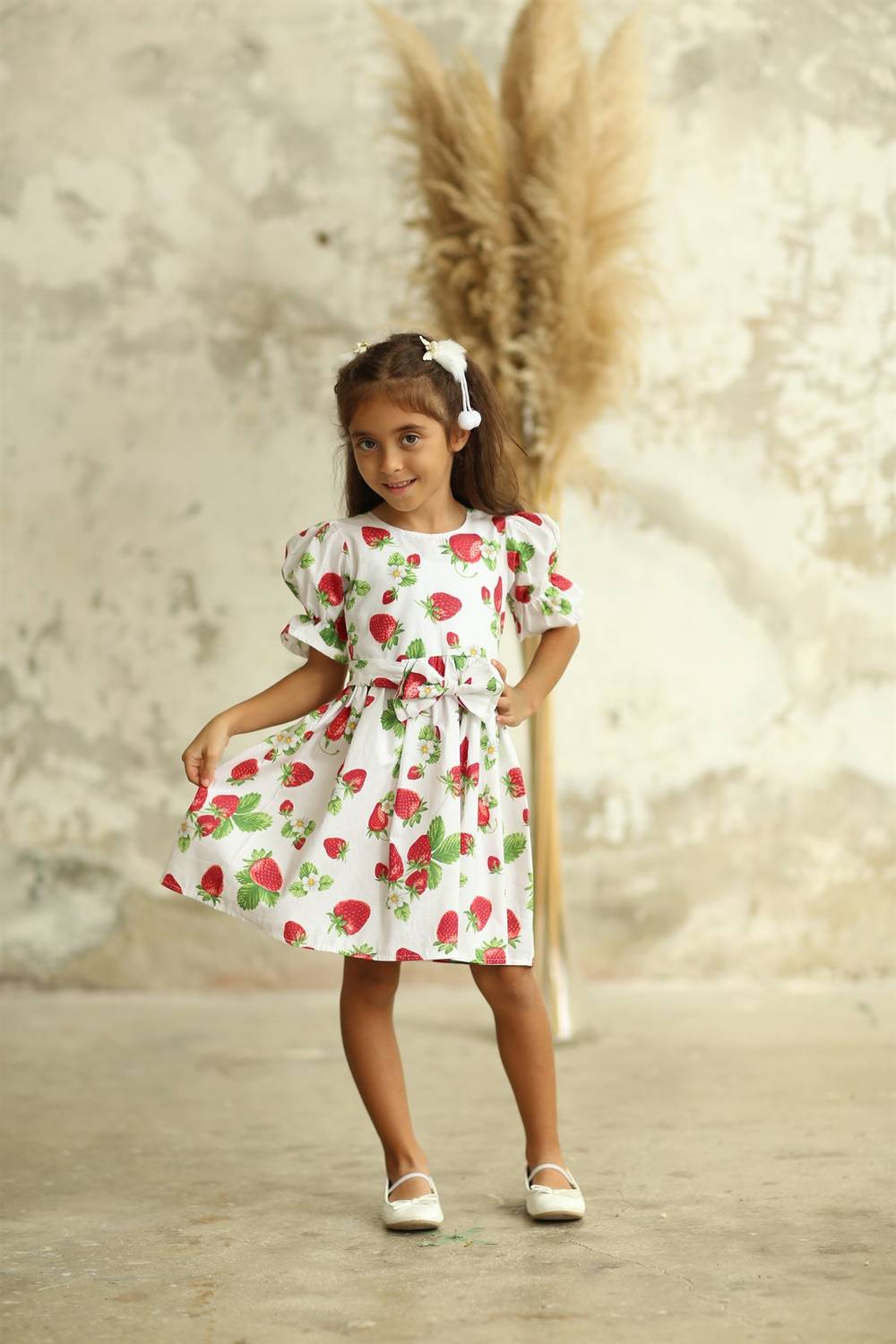 Çilekli Belden Büzgülü Kız Çocuk Elbise
