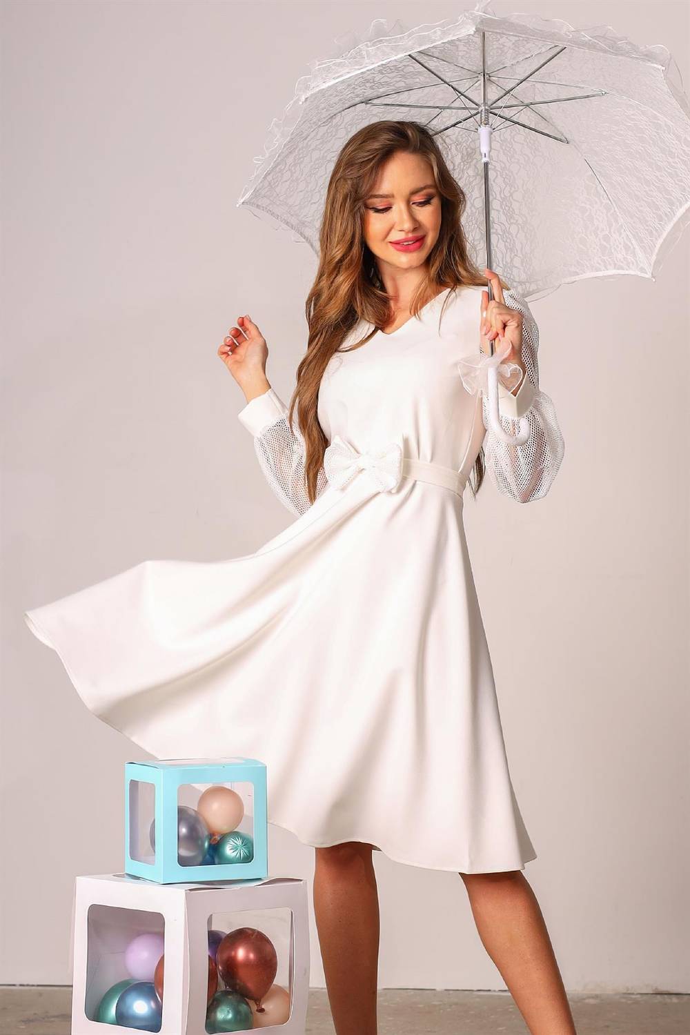 فستان أبيض بأكمام شبكية واسعة