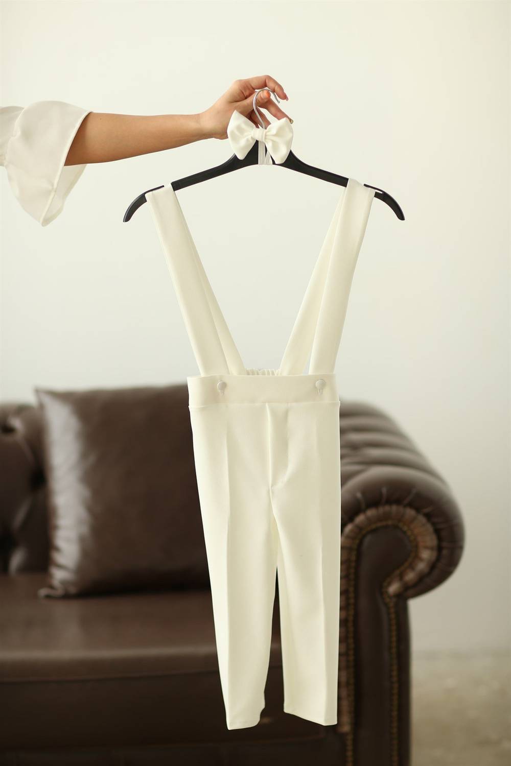 Белый комбинезон с бабочкой для мальчиков, материал: двойная крепа, полный крой, рекомендуется ручная стирка, размеры: 1-2 года до 9-12 месяцев