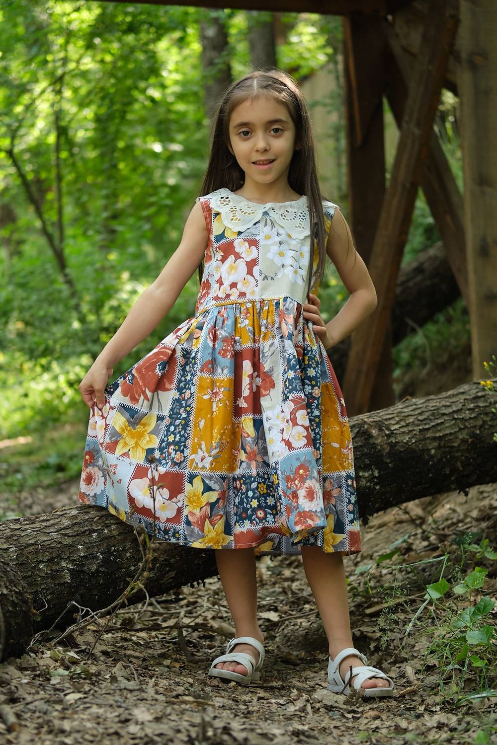 فستان بناتي أصيل بني مفصل بياقة