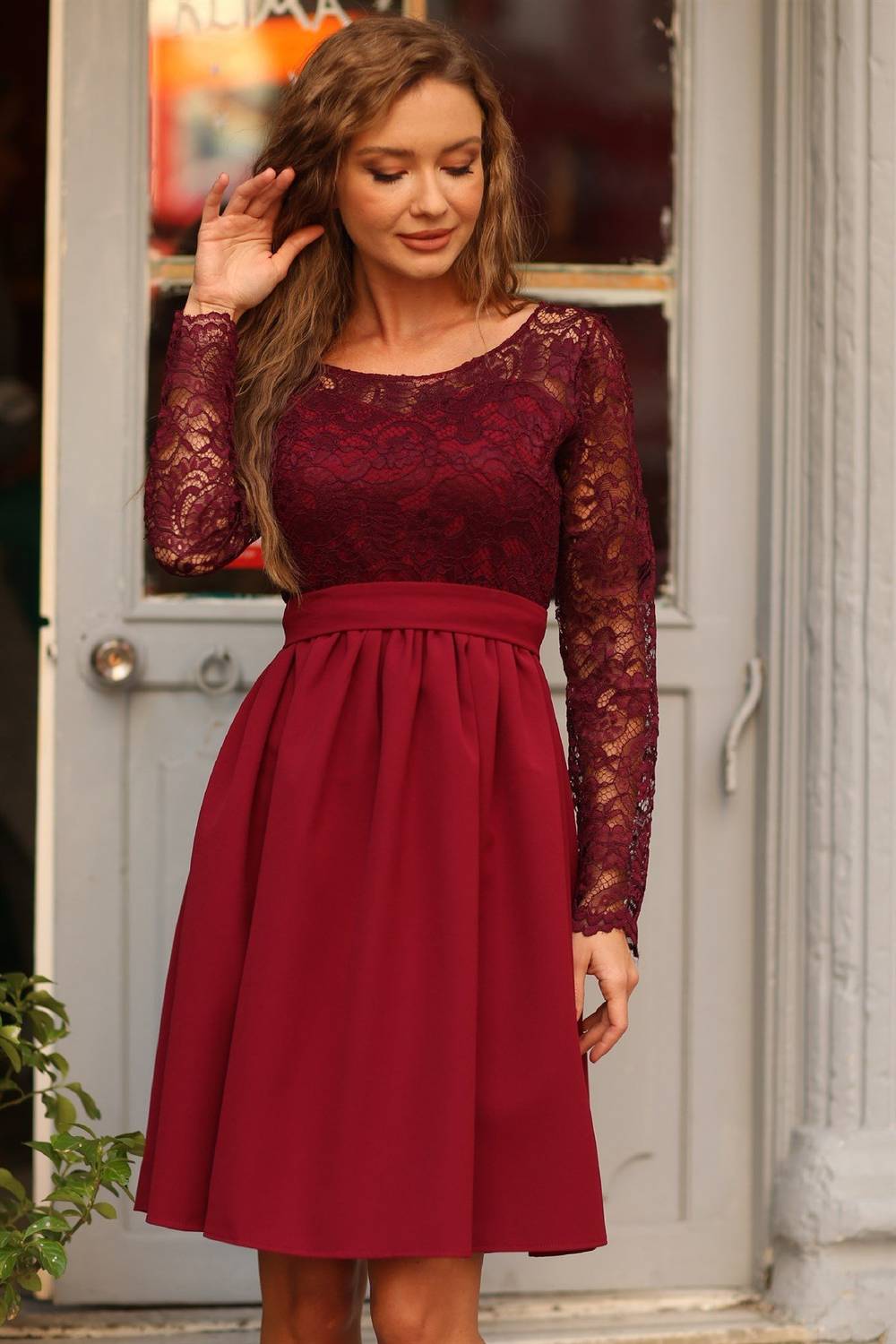 Бордовая платье с кружевом из двухслойного крепа для вечерних мероприятий, размер 36-46, элегантное, подчеркивающее фигуру.