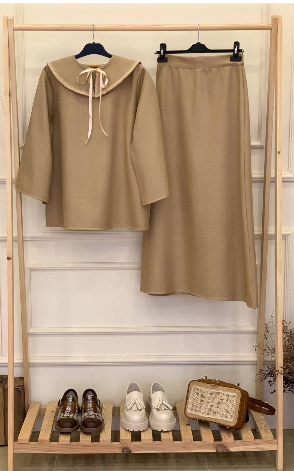 طقم مكون من تنورة بلون البيج الطويلة وقميص بأحجام متنوعة (س، م، ل، XL، XXL، 3XL) من مواد مريحة وأنيقة