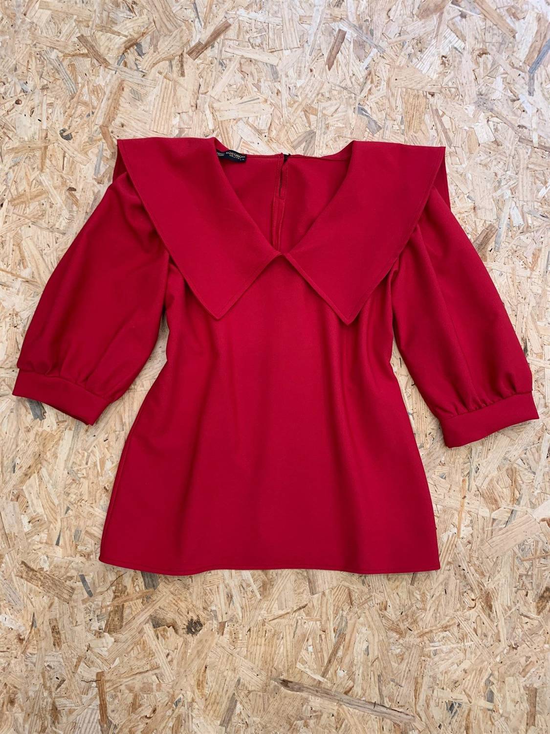 Kırmızı Yakalı Krep Bluz