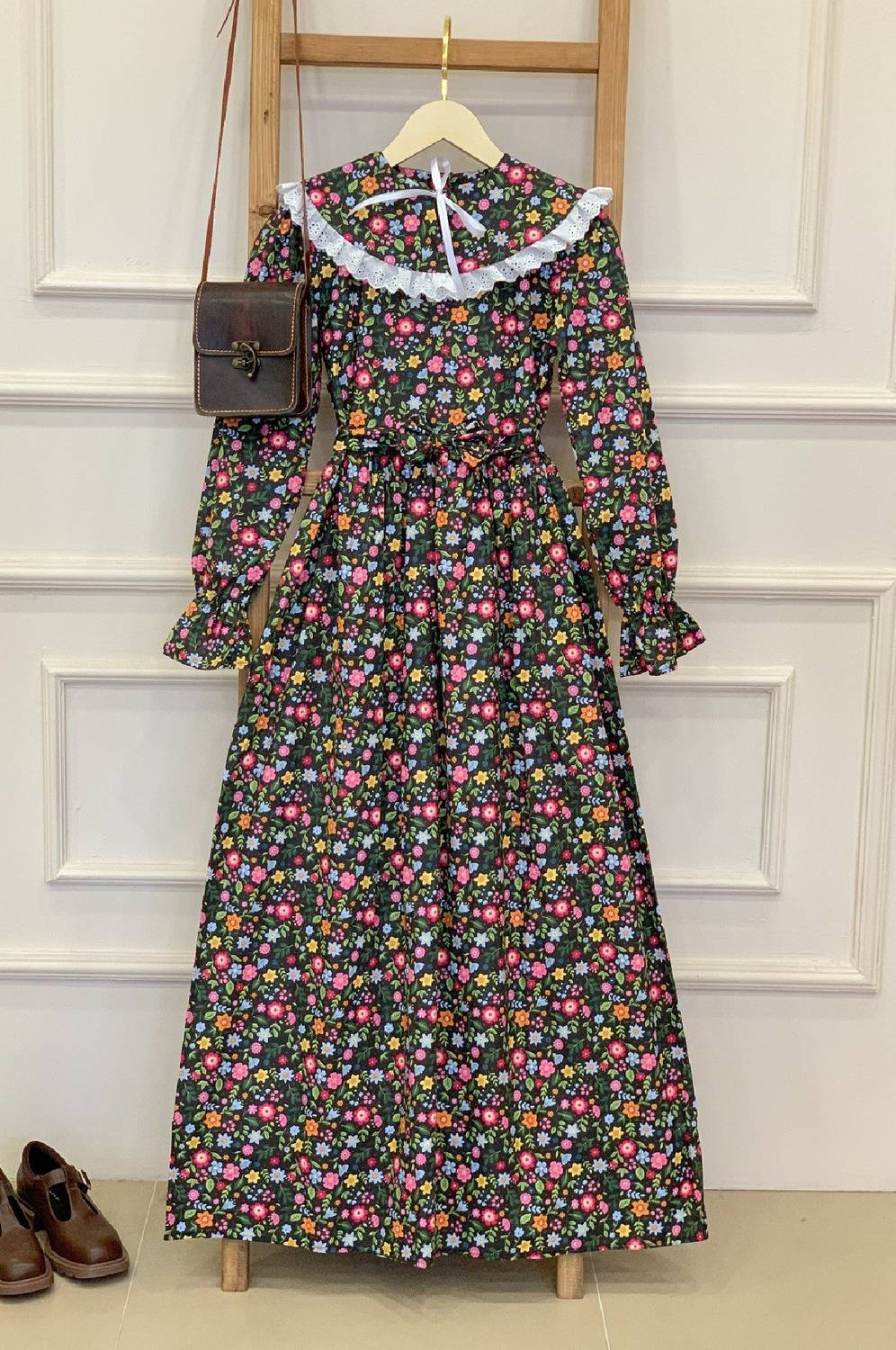 Tesettür Seyyar Yakalı Siyah Zemin Renkli Çiçekli Elbise