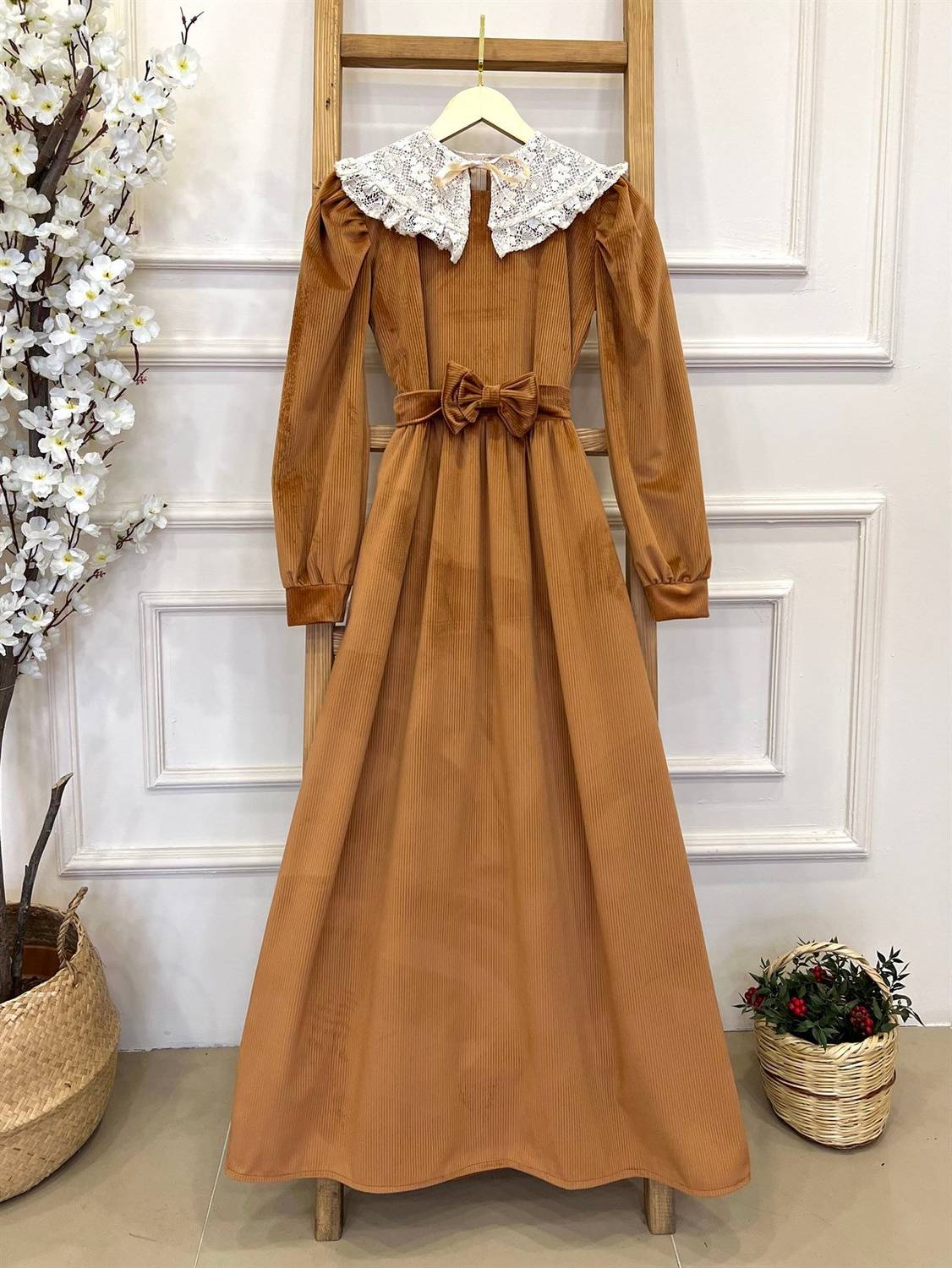 Платье из вельвета с кружевным воротником и съемным бантом, коричневое, размеры от S до 3XL, длина 135-140 см, идеальная посадка
