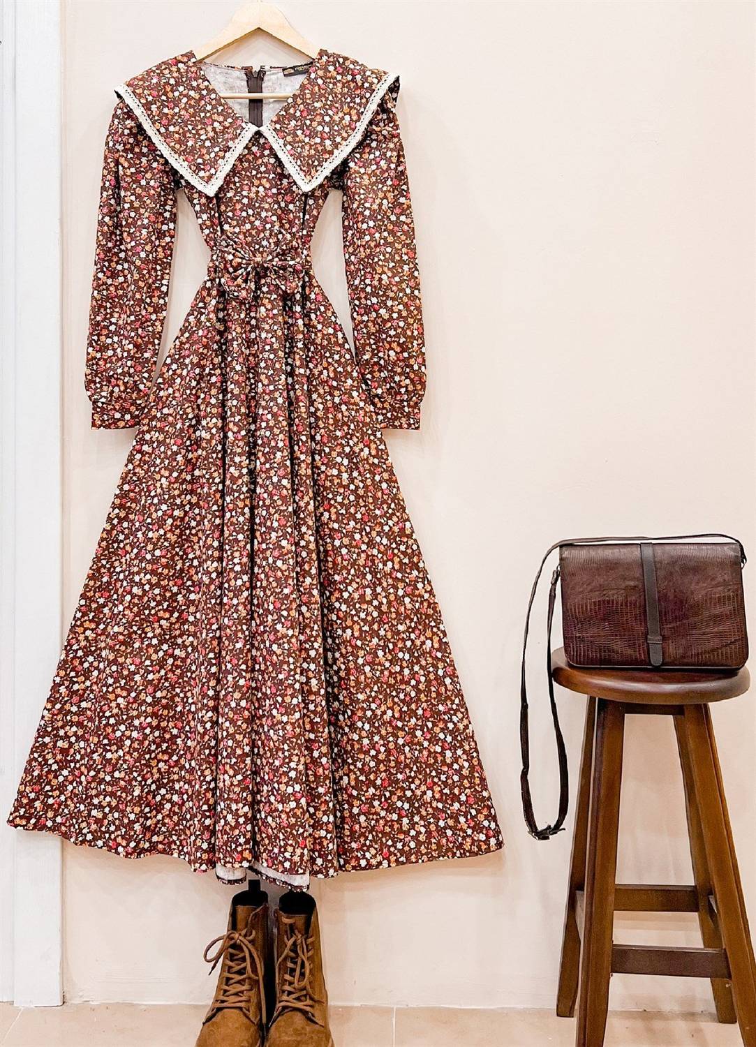 Сукня з довгими рукавами кольору коричневого з квітковим дизайном, модель з відстібним коміром, розміри S-3XL