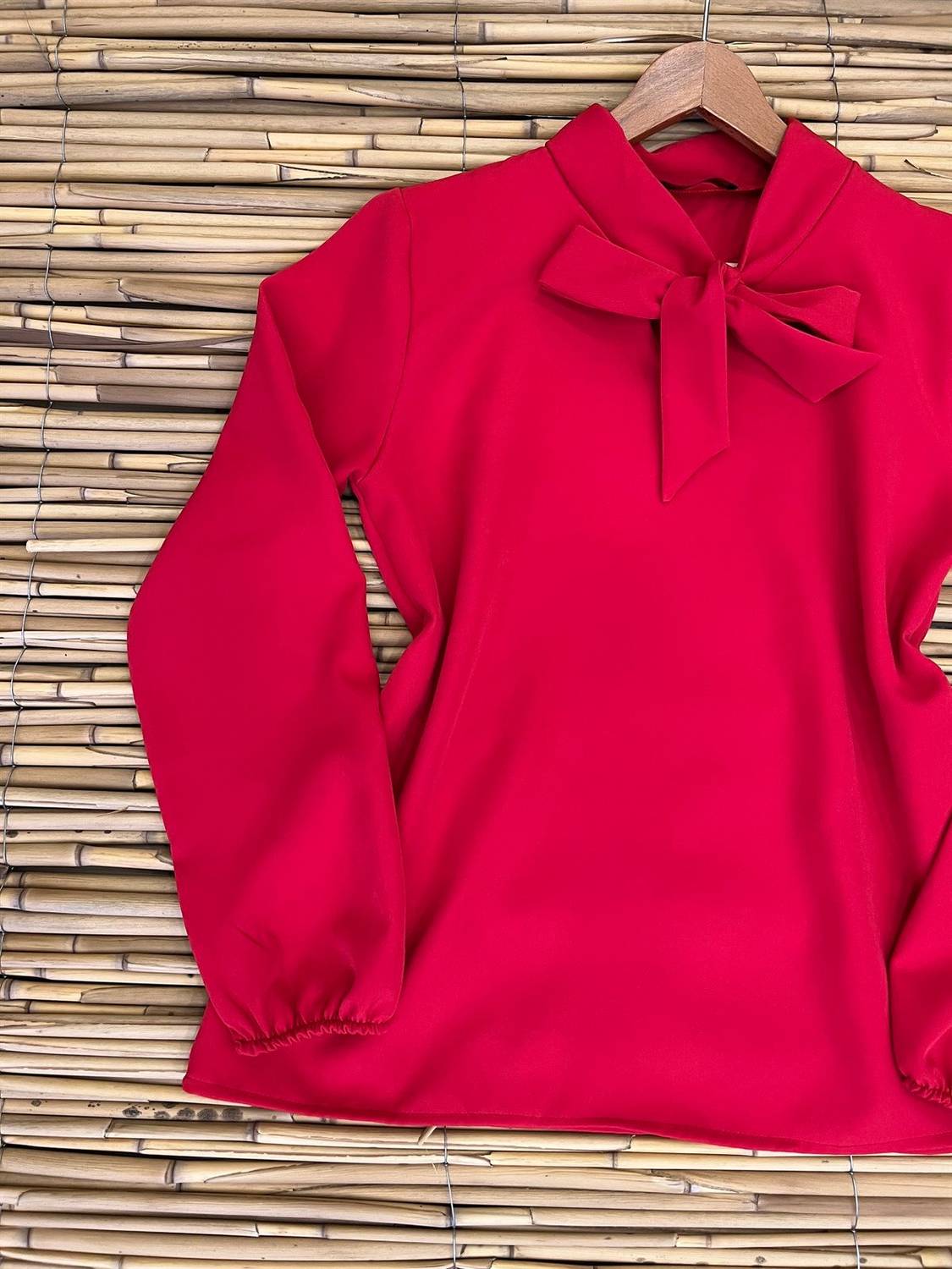 بلوزة من الكريب الأحمر