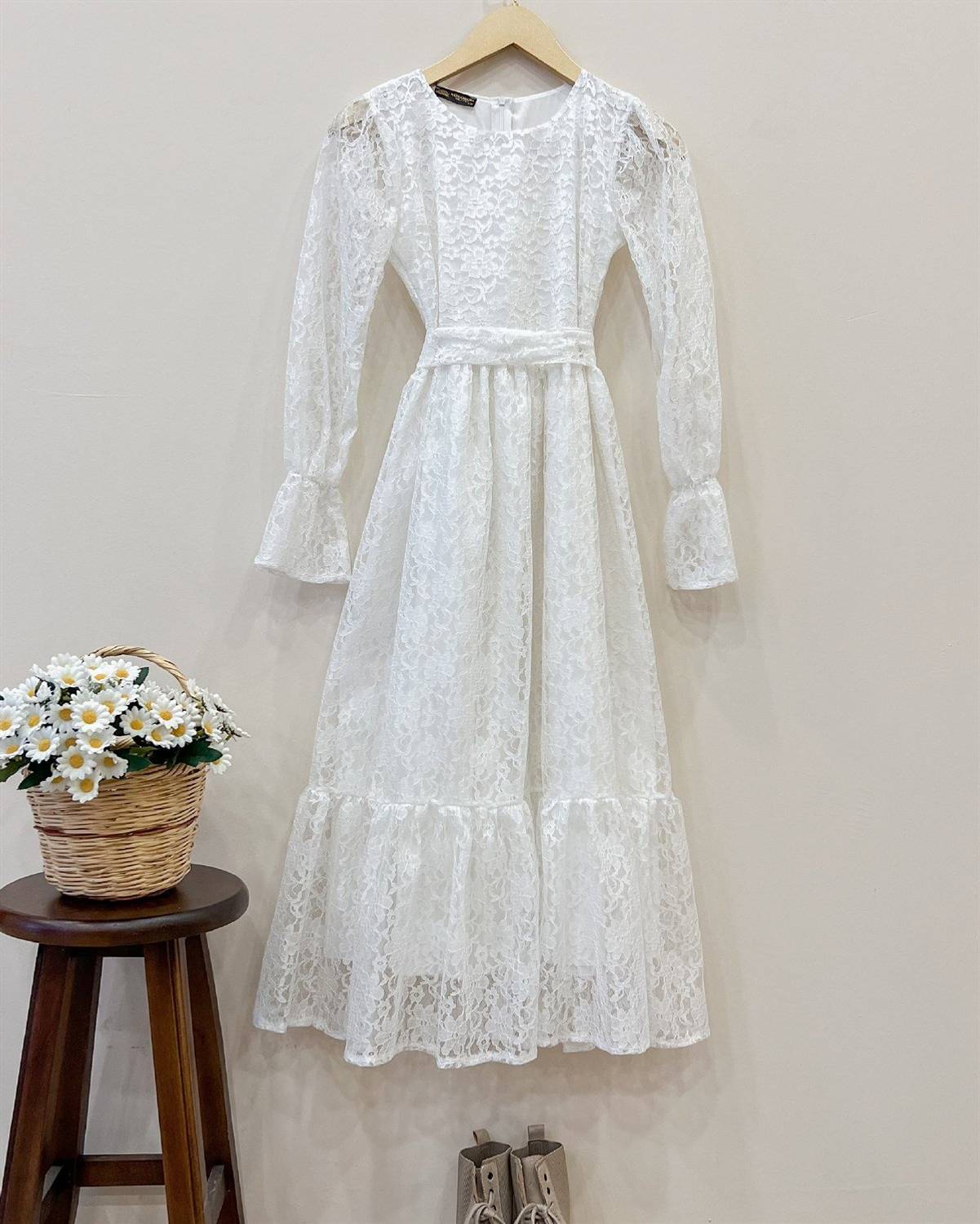 فستان دانتيل أبيض عتيق