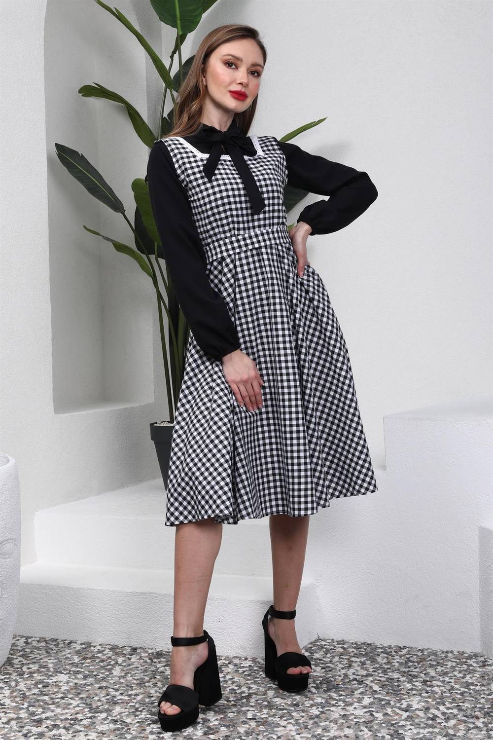 فستان بياقة مربعة بحزام قماش قطني أسود وبلوزة كريب بيضاء (مجموعة من قطعتين)