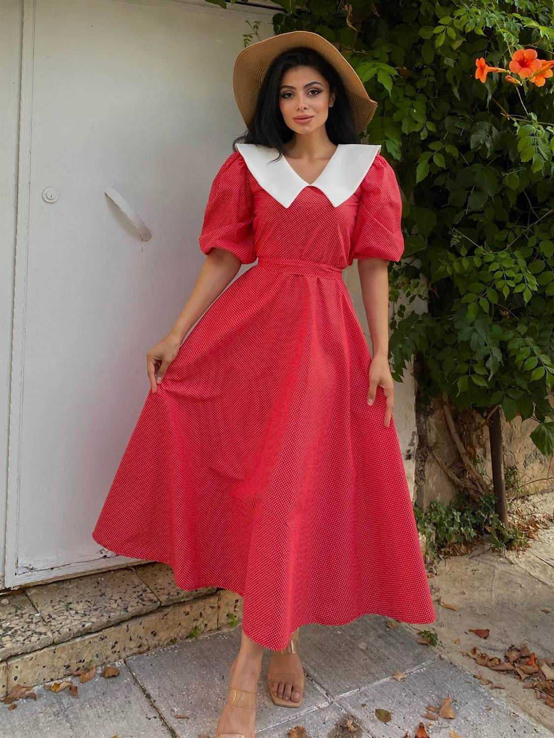 فستان واسع بياقة ونقاط بولكا حمراء وأكمام بالونية