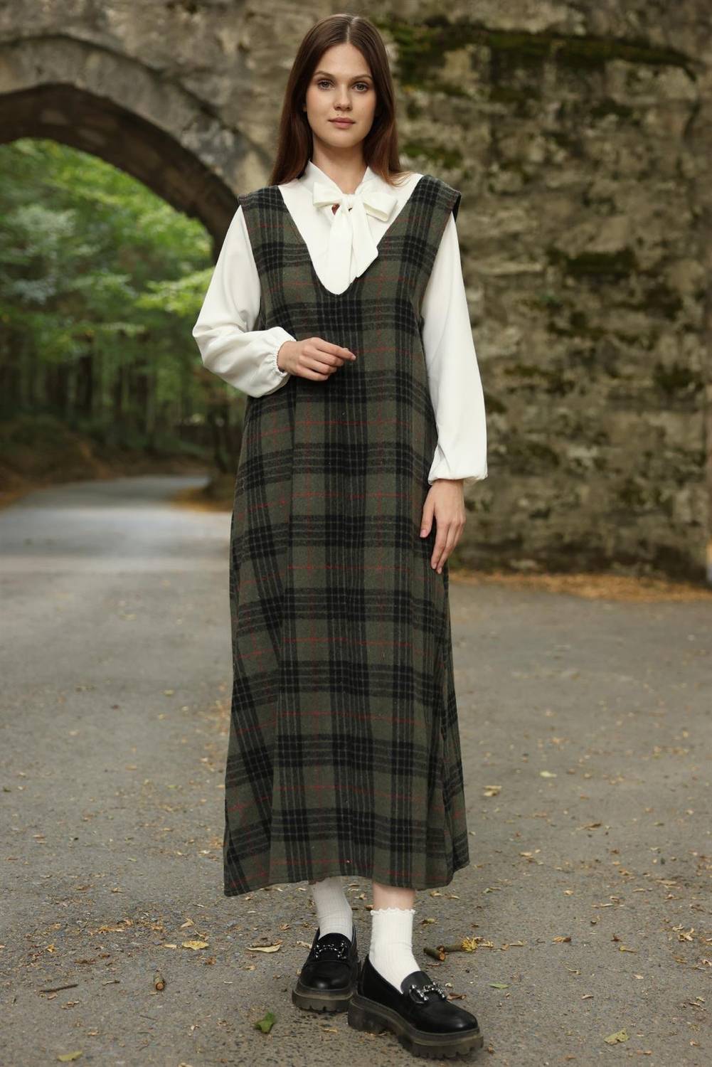 فستان شتوي طويل بياقة V بلون زيتوني مع نقشة كاروهات بملمس ناعم وراحة في جميع الأحجام