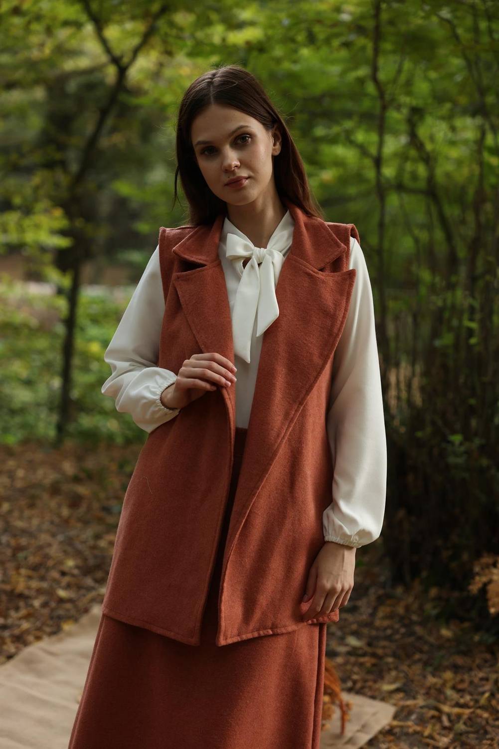 Длинный жилет цвета лосося из кашемировой ткани с составе 30% шерсти, разная размерность 36-46, без растяжения, стирка при 30 градусах