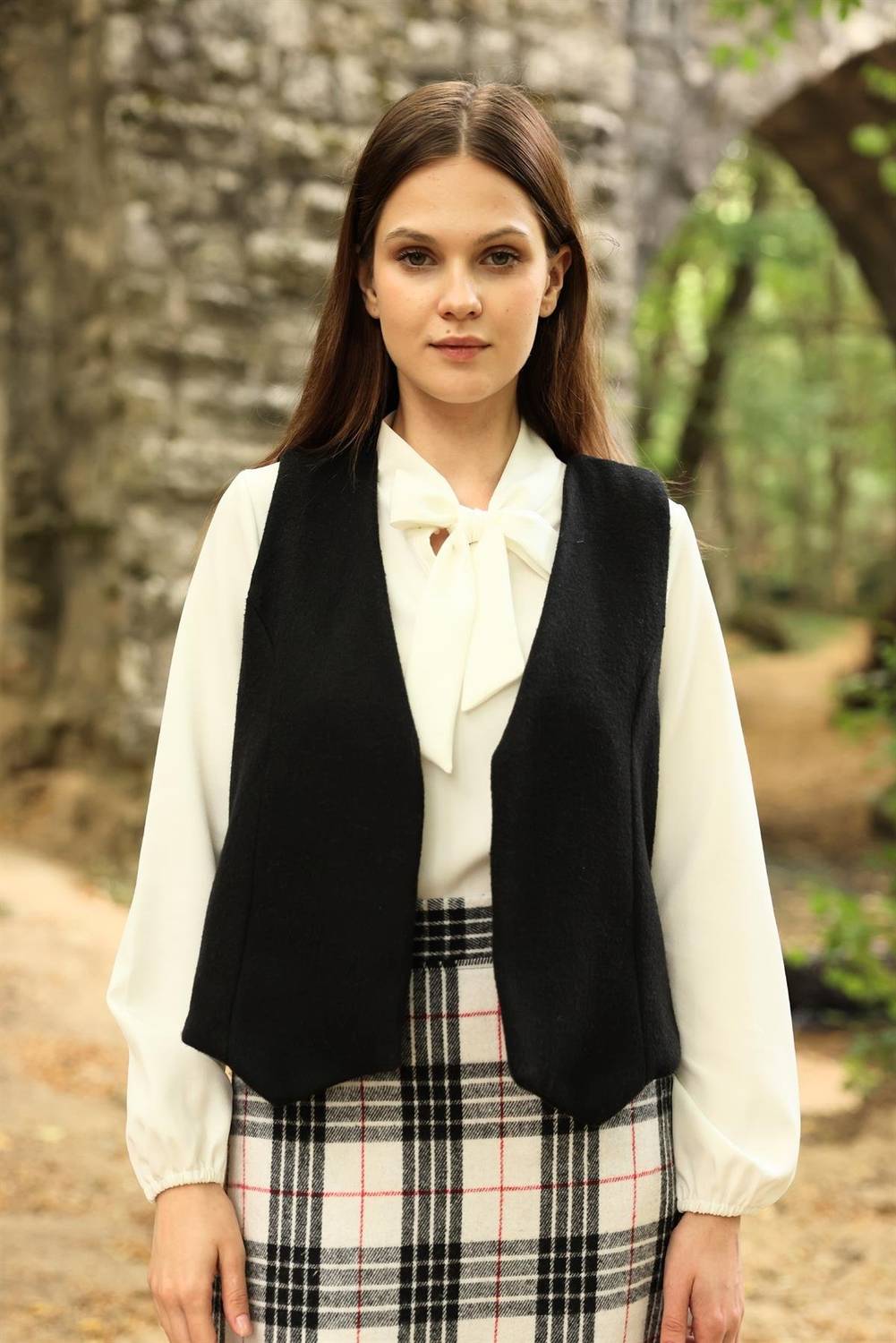 Чорний короткий кашеміровий жилет, майже приталений, з 30% вовни, підходить для розмірів 36-46, рекомендоване ручне прання