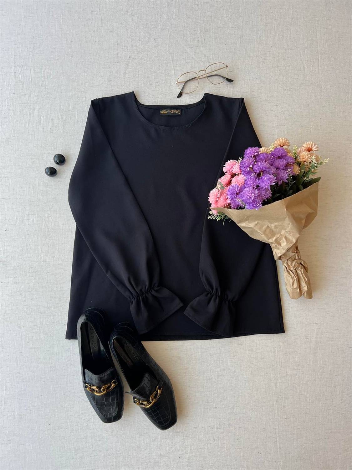 Черная блуза из крепа с резинками на рукавах, размеры от S до 3XL, для элегантного стиля и комфорта. Рекомендована ручная стирка