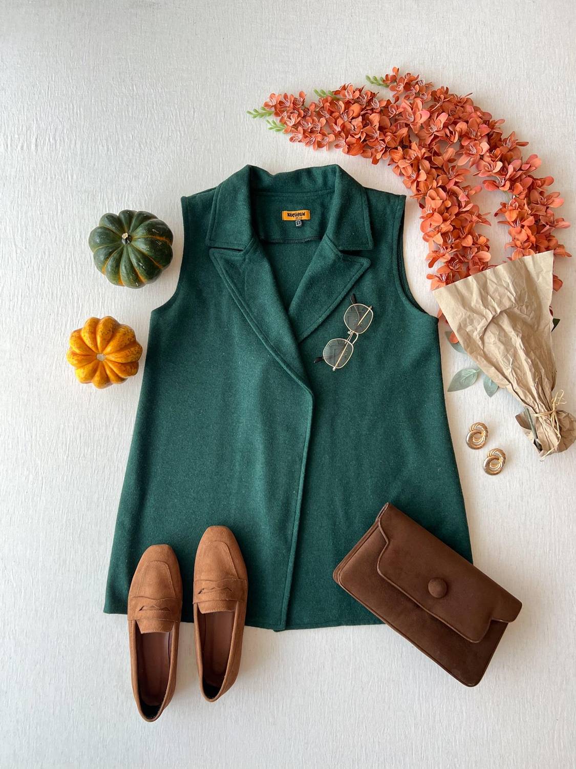 Длинная жилетка из кашемировой ткани изумрудного цвета с узким кроем и экологически чистым составом, доступна в размерах 36-46