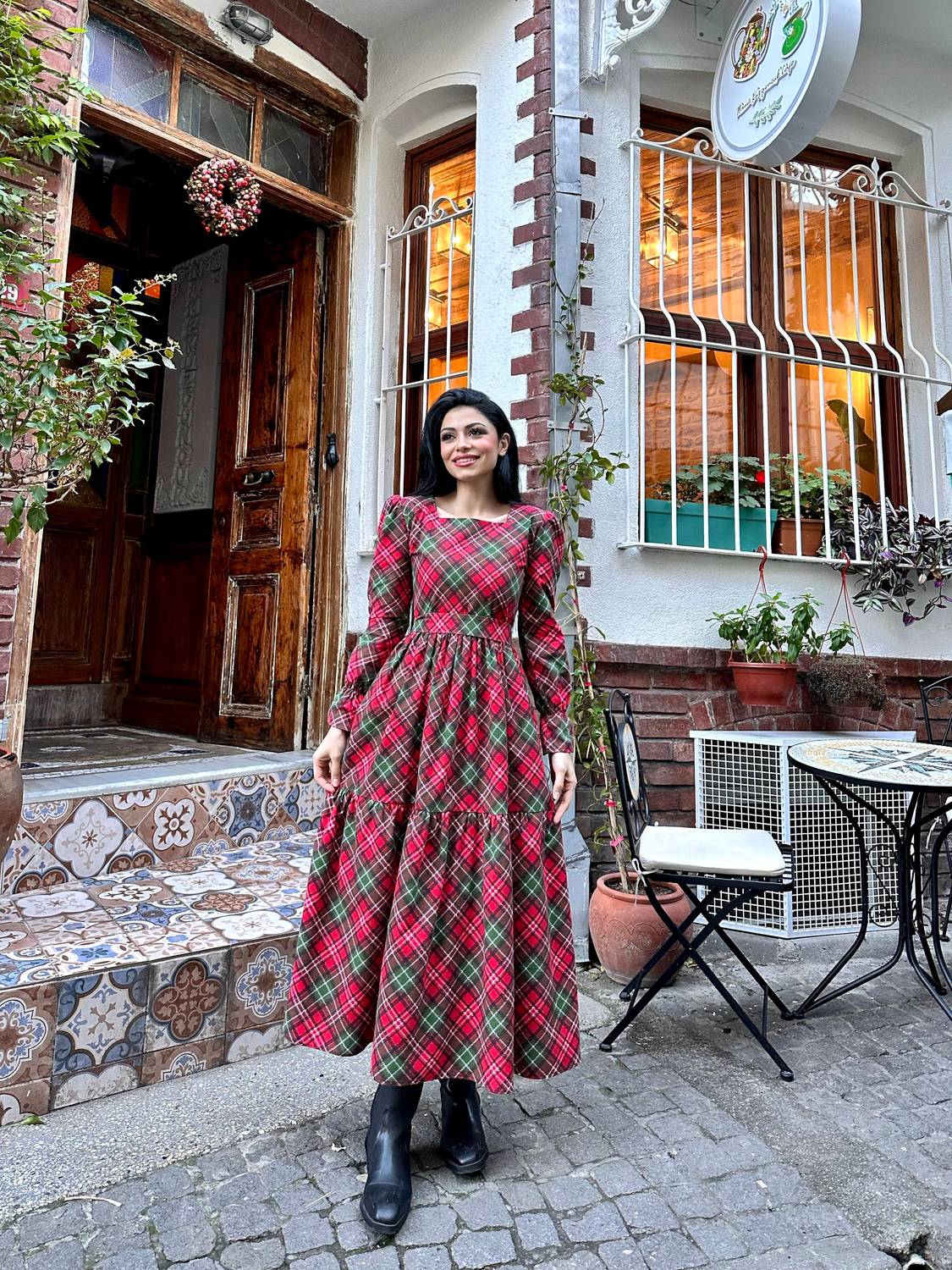 فستان أحمر منقوش بياقة مربعة متعدد الطبقات للنساء