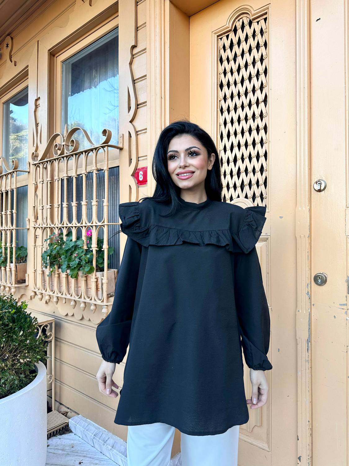 Siyah Omuzdan Fırfırlı Uzun Poplin Tunik