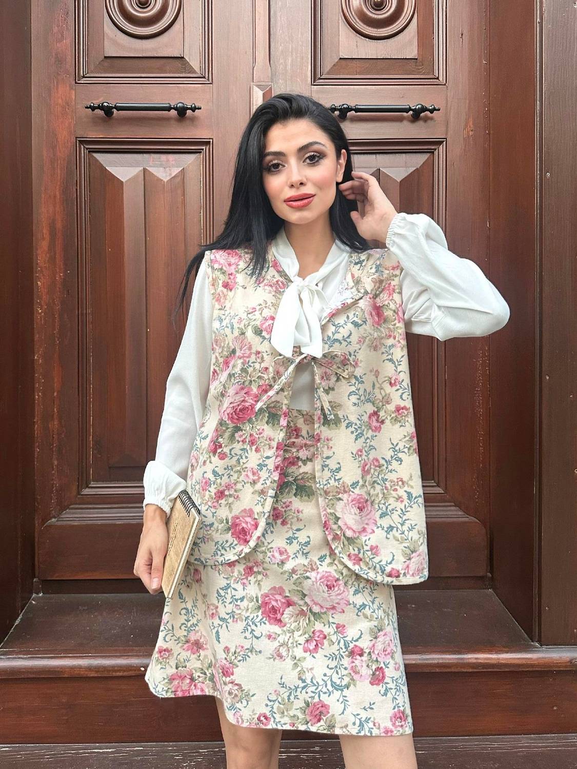 طقم تنورة قصيرة من الفلانيل باللون الوردي الكريمي (مجموعة من قطعتين)