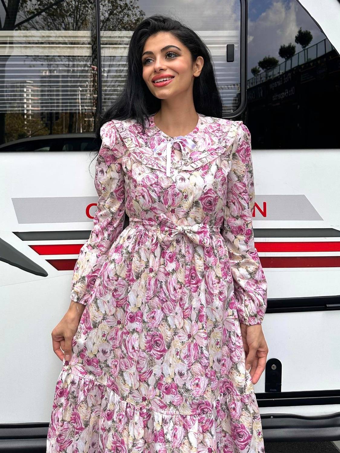 فستان كات كات زهرى بزهور ناعمة مع ياقة للمحجبات من قماش البوبلين القطني 100% بارتفاع 135 سم متوفر بمقاسات متنوعة