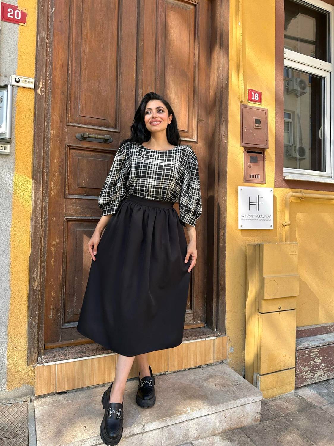 Черная креповая юбка с завязками на талии, миди длины, узкий крой, размер 36-46, длина 80-85 см, рекомендуется ручная стирка