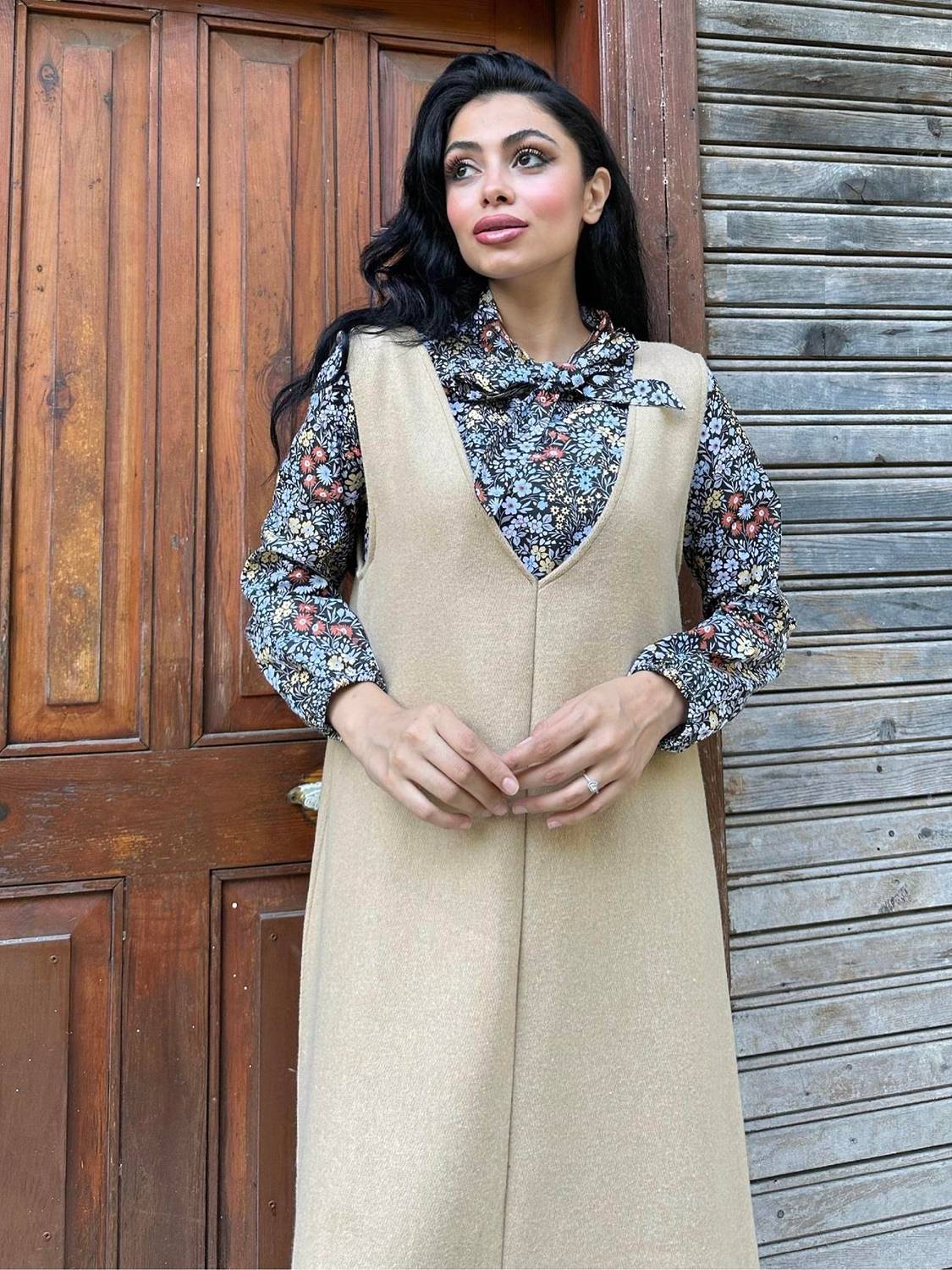 Бежеве довге зимове плаття-сукня з V-образним вирізом з кашеміру