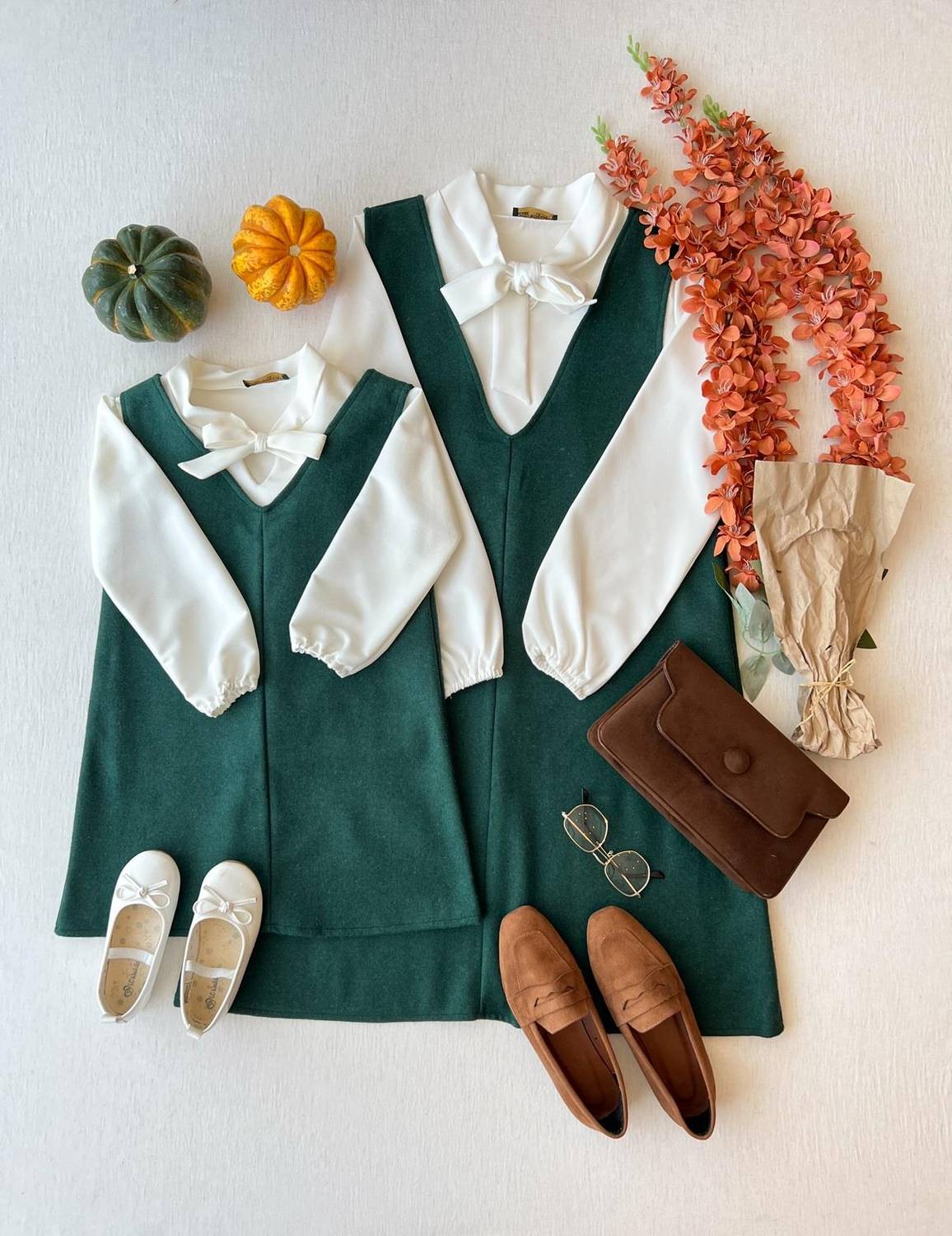 فستان جيلة مكون من أم وابنتها بلون أخضر وقطع من قماش كاشي، تصميم فضفاض يناسب جميع الأعمار