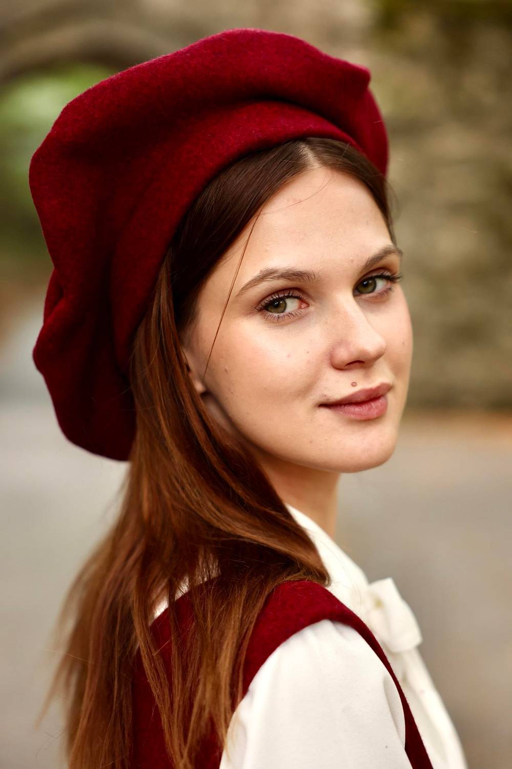 قبعة رسام مختومة باللون العنابي للسيدات