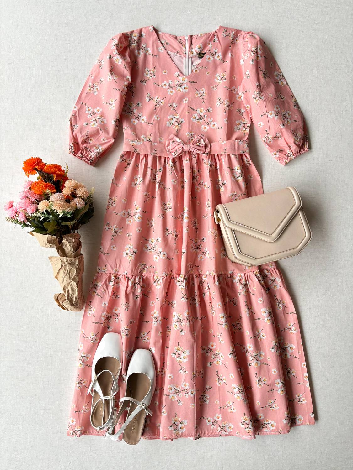 فستان ربيعي متوسط الطول بياقة على شكل حرف V