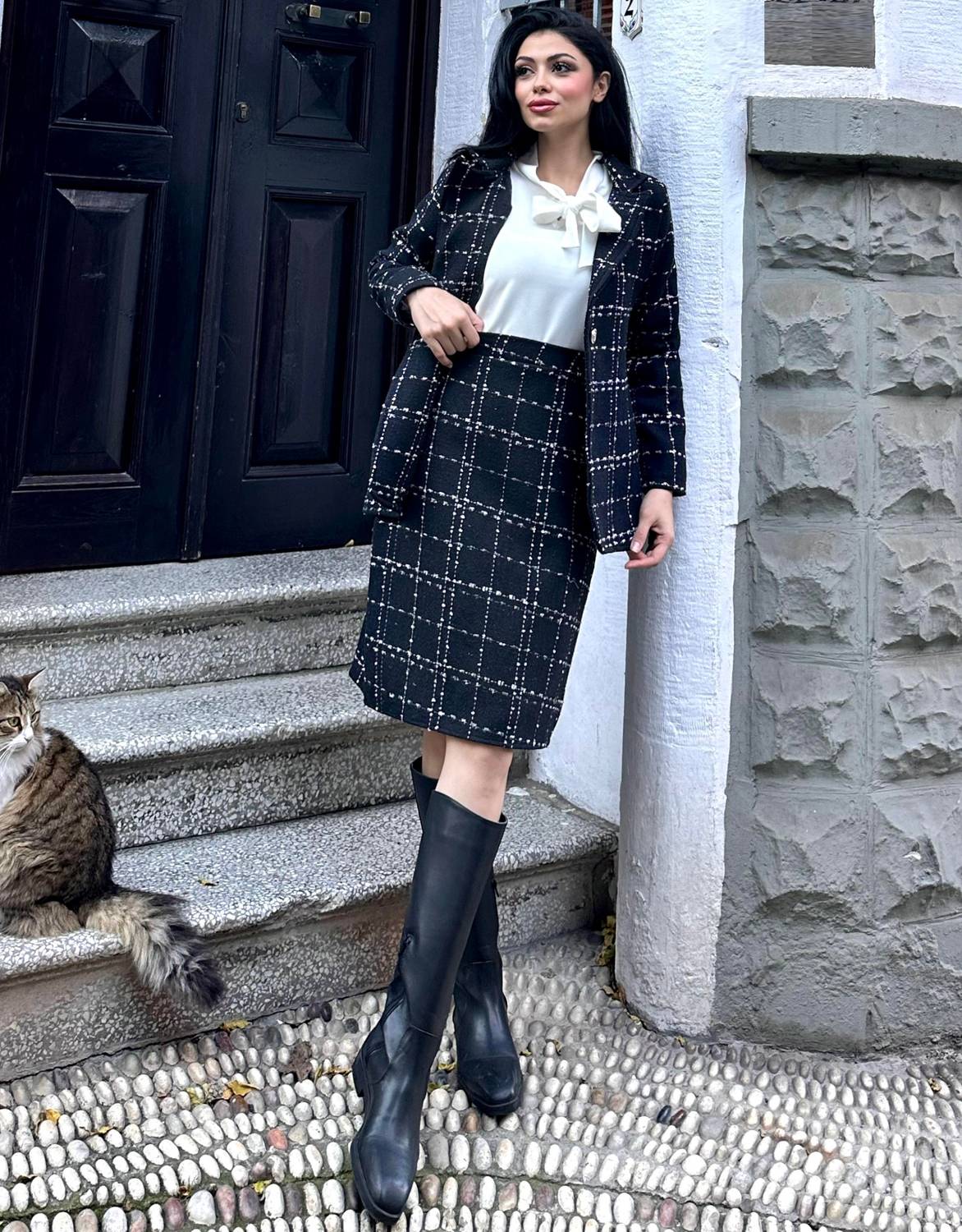 Чорний костюм з жакетом та спідницею (2 предмети) з 30% поліестеру, 70% бавовни, розміри 36-46, еластичний пояс спідниці