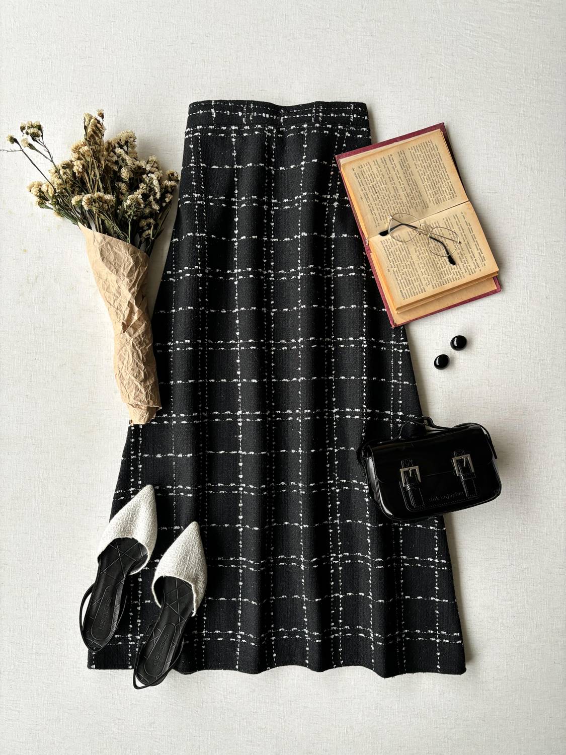 Сукня з екошкіри чорного кольору, гладка, приталена, великий вибір розмірів (36-46), догляд вручну, елегантний стиль