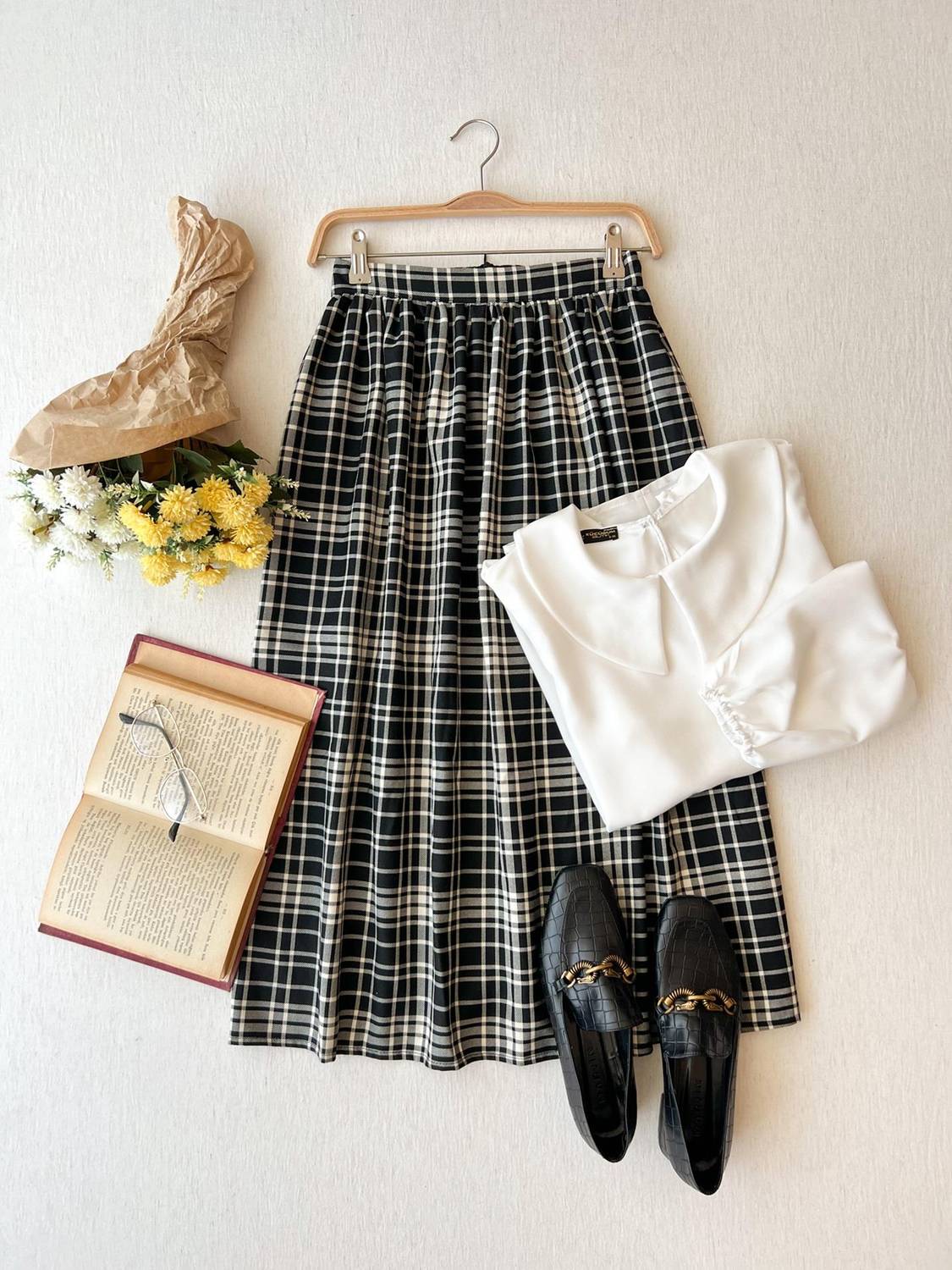 Black Plaid Skirt Gathered at the Waist