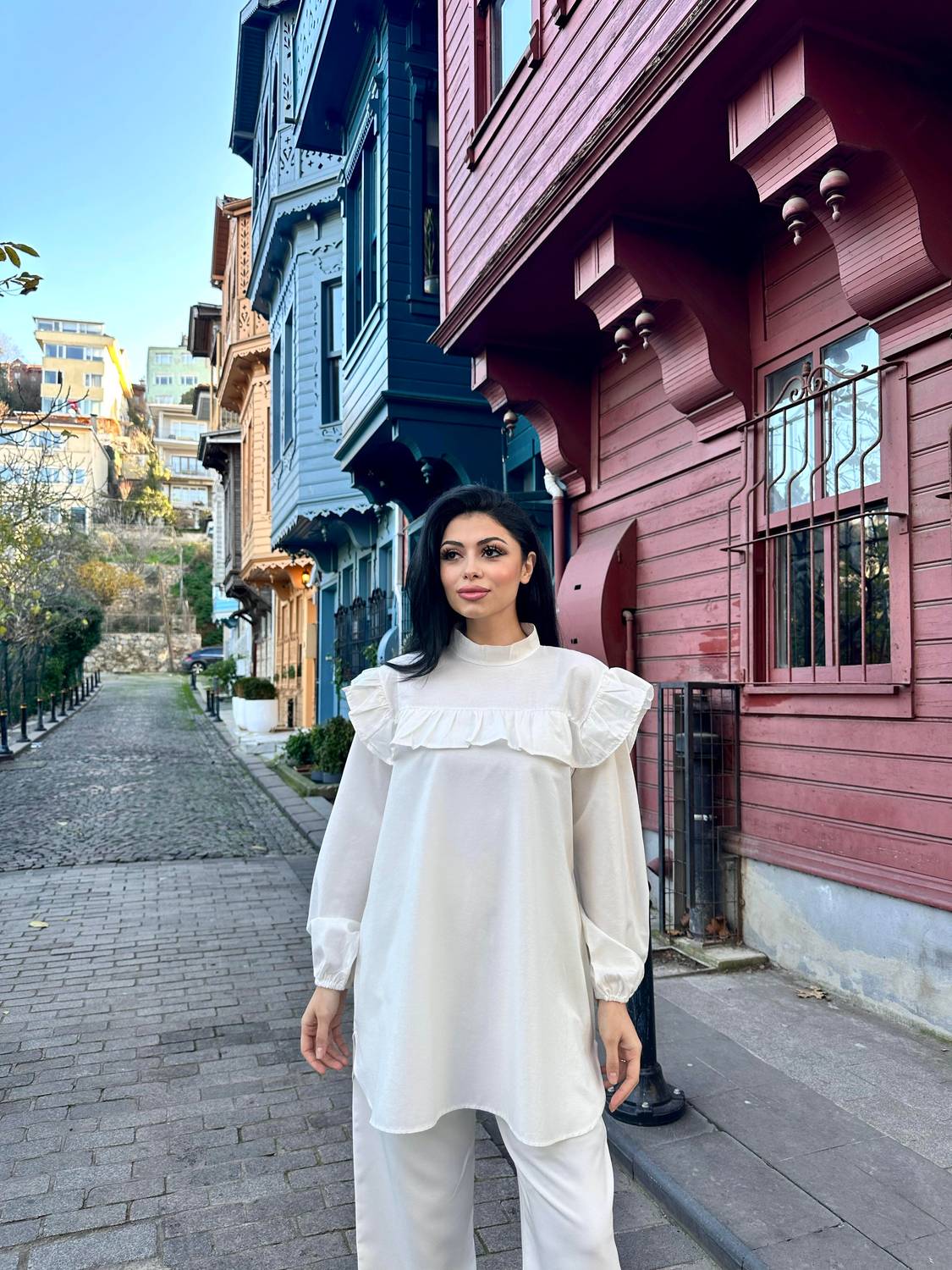 Біла топ-туніка з воланами, бавовняна поплінова тканина, модель S/36, розмір 36-46, не просвічується, рекомендується делікатне прання