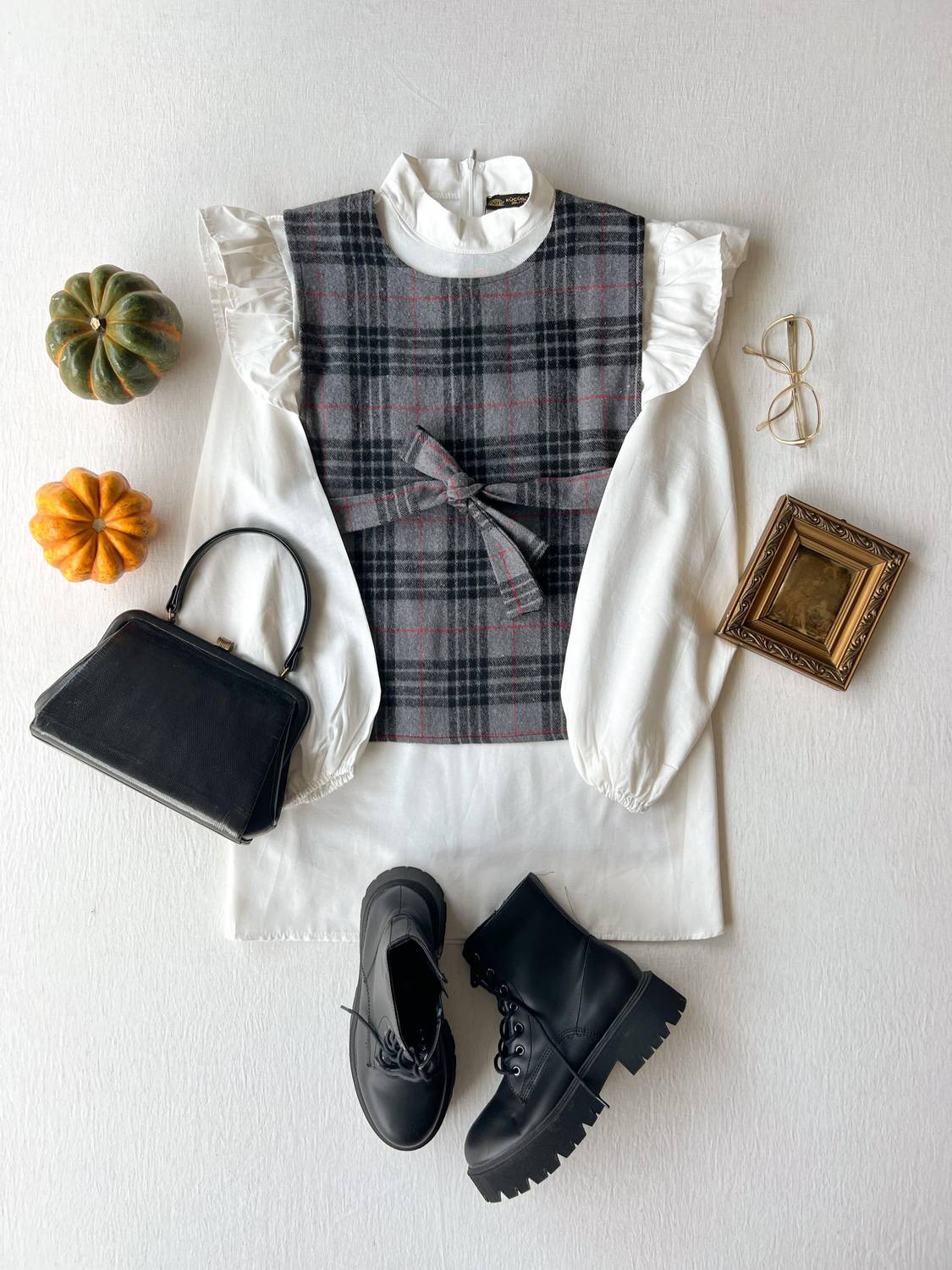 سترة رمادية منقوشة بحزام