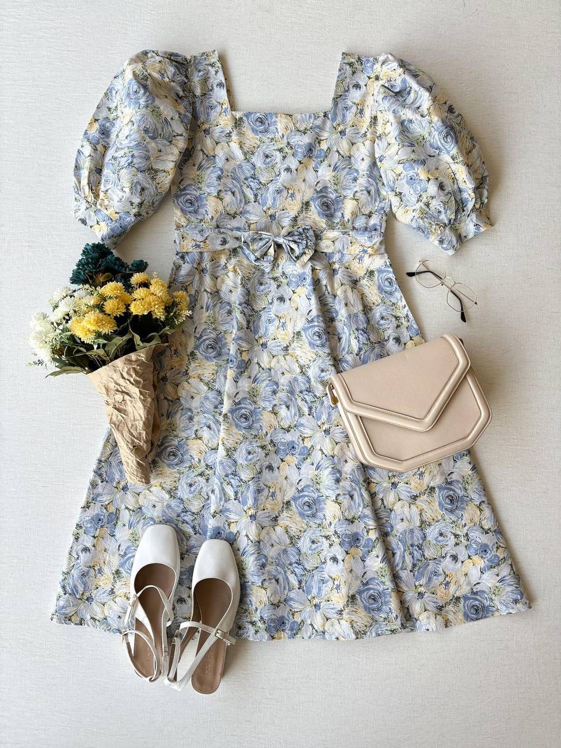 Синє пастельне плаття з квітковим візерунком і короткими рукавами з квадратним вирізом, модель з поясом, розмір S-36