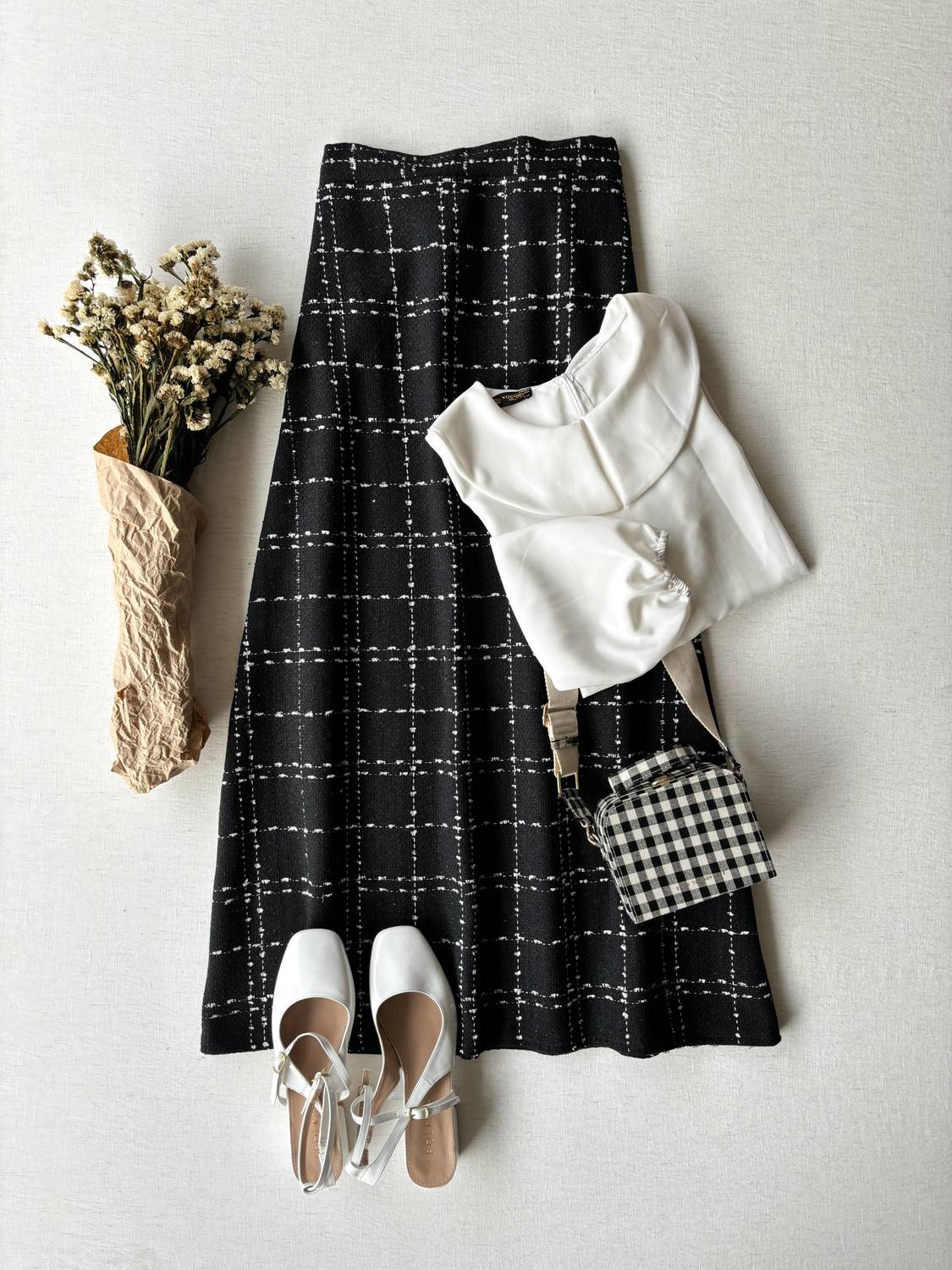 Сукня з чорного твідового полотна, приталений крій, 95-100 см, 30% вовна, ручне прання, відсутність просвітів, розміри 36-46