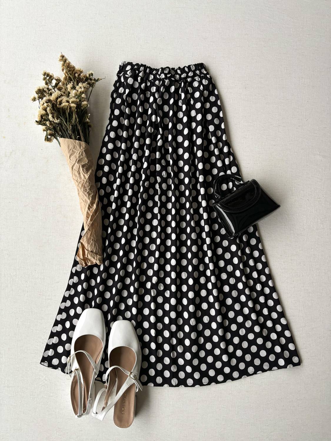 تنورة منقطة باللون الأسود