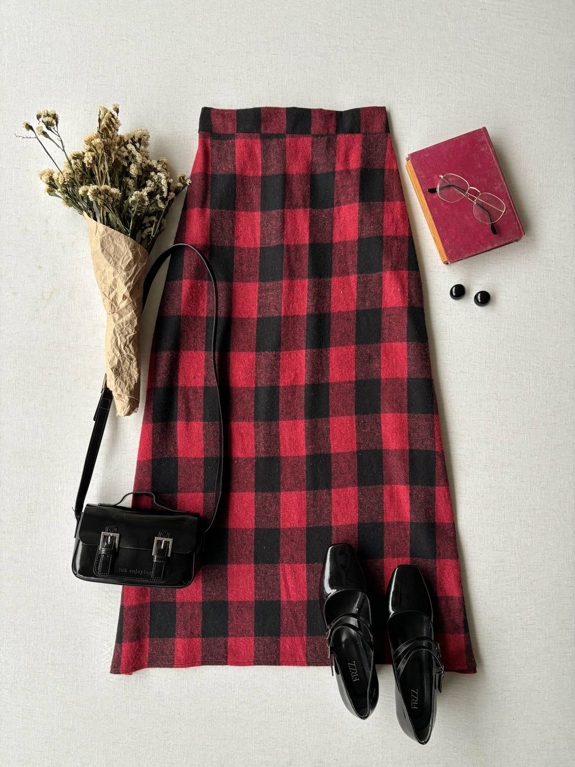 تنورة طويلة منقوشة باللون الأحمر والأسود