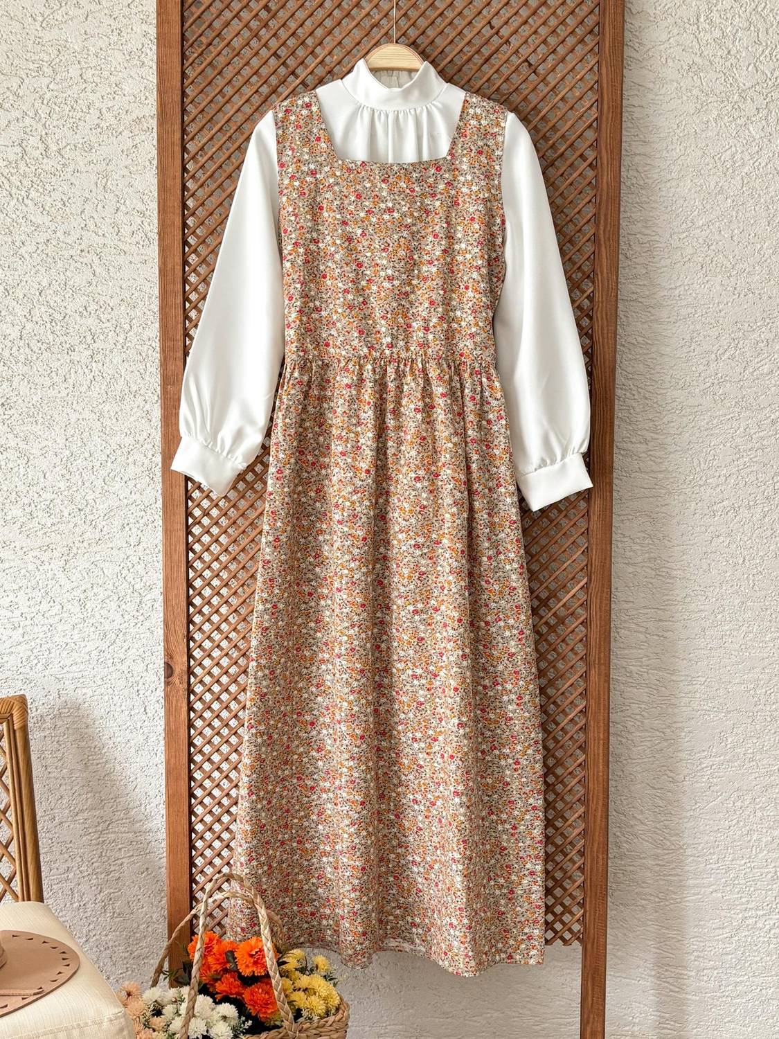 White Crepe Blouse and Gray Floral Poplin Gilet (Set of 2)