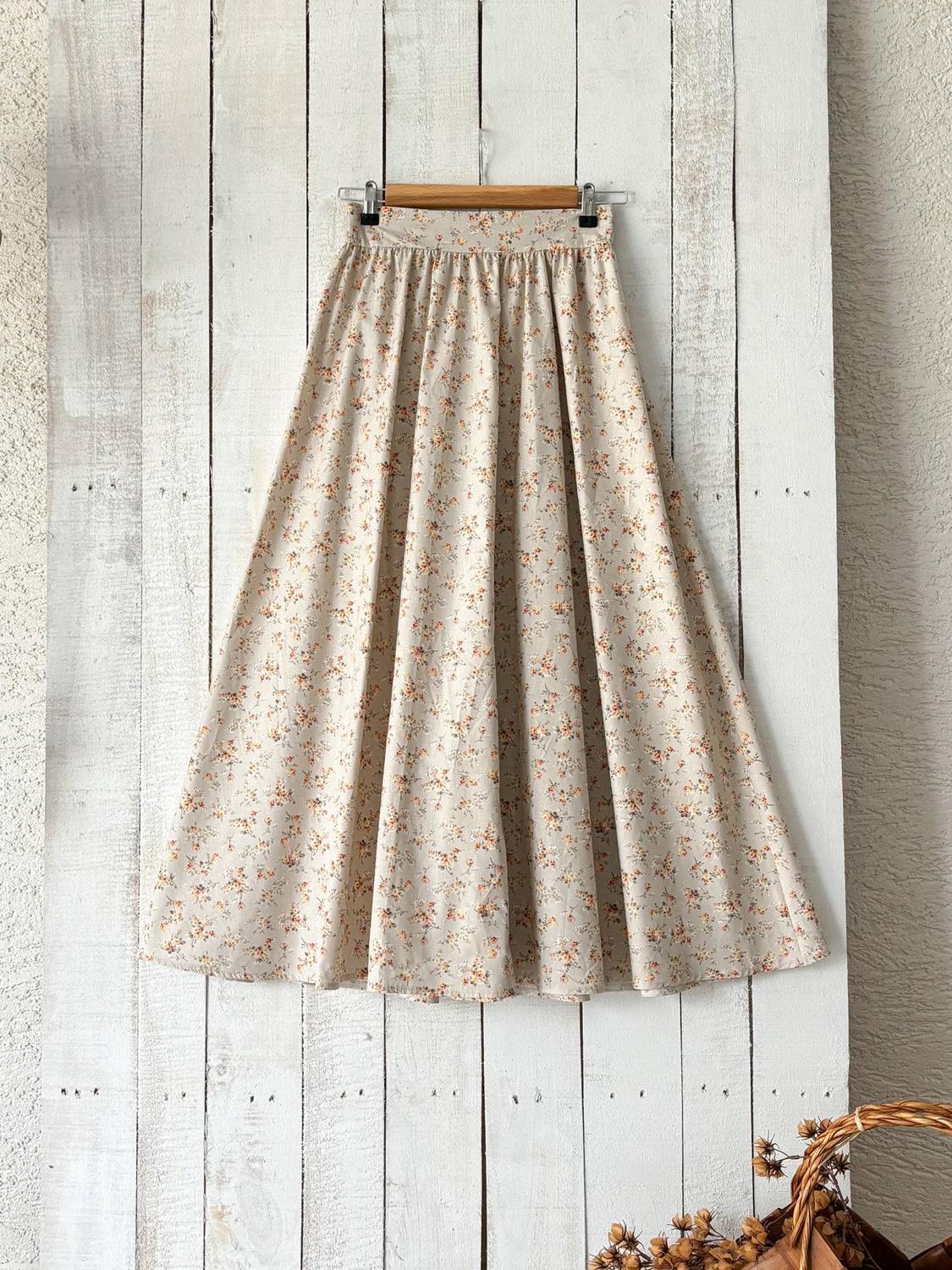 تنورة لامعة مزخرفة بالأزهار من قماش بوبلين، مقاس 1 (36-38)، مقاس 2 (40-42)، طول 95 سم، عملية غسيل يدوي أو برنامج منخفض.