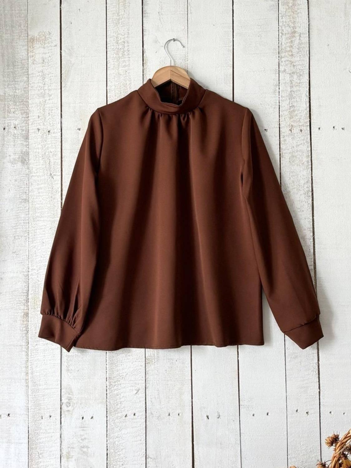 بلوز كريب بني مزود برباط مصممة لراحة تامة تناسب مقاسات 36-46